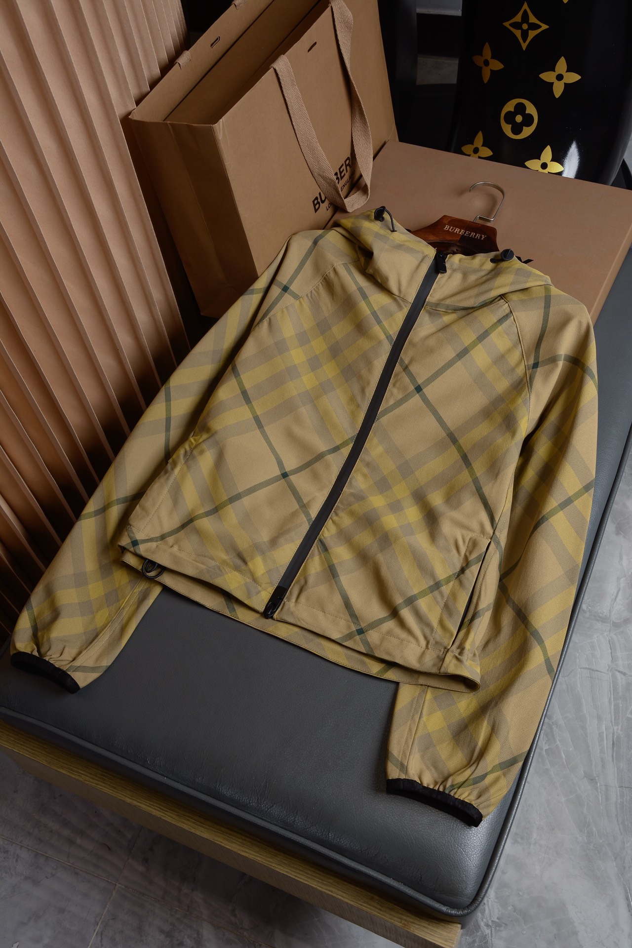 NO:782453,Waist-length plaid cotton blend hooded jacket (comes with full package) [BUR's top product, a treasure of the store] [ready in stock in seconds] The plaid sports jacket is coming. The counter price is 10,000, and the official website is facing a sell-out situation. You can imagine how popular this sports and leisure plaid jacket is!  This style has been asked about by many agents before. It is a high-end outdoor sports and leisure series and is a very hot sports trend!  BUR's ace channel kills all versions on the market. It can only be said that it is not of the same level at all. It is not afraid of any challenges in terms of materials, detail restoration and craftsmanship, just to provide everyone with wonderful products. The lightweight jacket is made of Burberry plaid twill fabric, with a waist-length hem, and is decorated with an Equestrian Knight logo (EKD) appliqué on the back, showing a casual fit. From the Burberry classic series, it interprets the wardrobe must-have style with a distinctive brand style. – Two-way zipper closure design –  Drawstring hood and hem – Zippered side pockets – Elastic cuffs – Equestrian Knight logo (EKD) appliqué on the back hem – The casual fit is looser than the regular fit. Not only can you block headwinds during autumn and winter sports, but it can also prevent UV rays from tanning your skin, and it’s also perfectly breathable and quick-drying!  It’s also rainproof and windproof in winter so you don’t have to worry about traveling!  Every bit is very unique, waterproof, sunproof, windproof, lightweight, extreme quality, and gorgeous details!  !  It is made of Vintage retro plaid fabric made of recycled 67 polyester fiber yarn 33 cotton; the reverse side is made of solid color ECONYL, ECONYL  It is a sustainable nylon fabric made from recycled fishing nets, fabric waste and industrial plastics. It has certain waterproof properties and can be worn on both sides. One piece is equivalent to two pieces, and the loose version is more suitable for outdoor sports in autumn and winter. The matching effect is also perfect, and it perfectly meets the needs of various wearing occasions. It is extremely extraordinary, the grade and charm are extremely outstanding, and it can also highlight the brand specifications and your pursuit of fashion!  !  Needless to say, it’s a good thing. If you miss it, it will be your last song. I look forward to your fans’ perfect performance!  !  The sizes are S, M, L, XL, XXL, Burberry - clothing, burberry, jackets & coats, jackets & coats, hats,19860909及腰格纹棉质混纺连帽夹克（配全套包装）【BUR王牌尖货,镇店之宝】【现货秒发】格纹运动夹克重磅来袭,柜台售价一万,官网面临着售罄的地步可想而知这款运动休闲一体的格纹冲锋衣有多火爆！这款之前有很多代理都有问过的款式,高端户外运动休闲系列,非常火热运动风潮！ BUR王牌渠道 秒杀市面上一切版本 只能说根本就不是一个级别的存在 不管是材质还是细节还原度以及工艺制作方面不惧任何挑战,只为给大家奉献绝妙产物 轻盈外套,选用 Burberry 格纹斜纹面料打造,搭配及腰衣摆,后背饰有马术骑士徽标（EKD）贴花,呈现休闲版型.来自 Burberry 经典之作系列,以鲜明品牌风格诠释衣橱必备款式.– 双向拉链开合设计– 抽绳式连帽与衣摆– 拉链侧袋– 弹性袖口 – 后下摆饰有马术骑士徽标（EKD）贴花 – 休闲版型较常规版型剪裁更为宽松. 秋冬运动不仅能为你阻挡逆风,还能不让紫外线晒黑皮肤、更能完美透气速干！冬天也能防雨防风让你无惧出行！每一处都是非常独特的,防水,防晒,防风,轻便,品质极端,细节华丽！！ 配置了再生67聚酯纤维纱线33棉质制成的 Vintage 复古格纹面料打造；反面采用纯色 ECONYL 打造,ECONYL 是由再生的渔网、织物废料和工业塑料制成的可持续尼龙面料.具有一定的防水性能,可双面穿一件等于两件,且宽松的版型比较适合秋冬外出运动,搭配方面也是完美穿搭效果,完美的符合各种穿搭场合的所需.极为非凡,档次与魅力更是极为的出色亮眼,更能够彰显品牌规格与你对于时尚的追求！！ 好物无需多言,错过便是绝唱,期待各位粉丝的完美演绎！！ 码数分别是S、M、L、XL、XXL,博柏利-服装,burberry,jackets & coats,jackets & coats,hats,,Women's clothing
