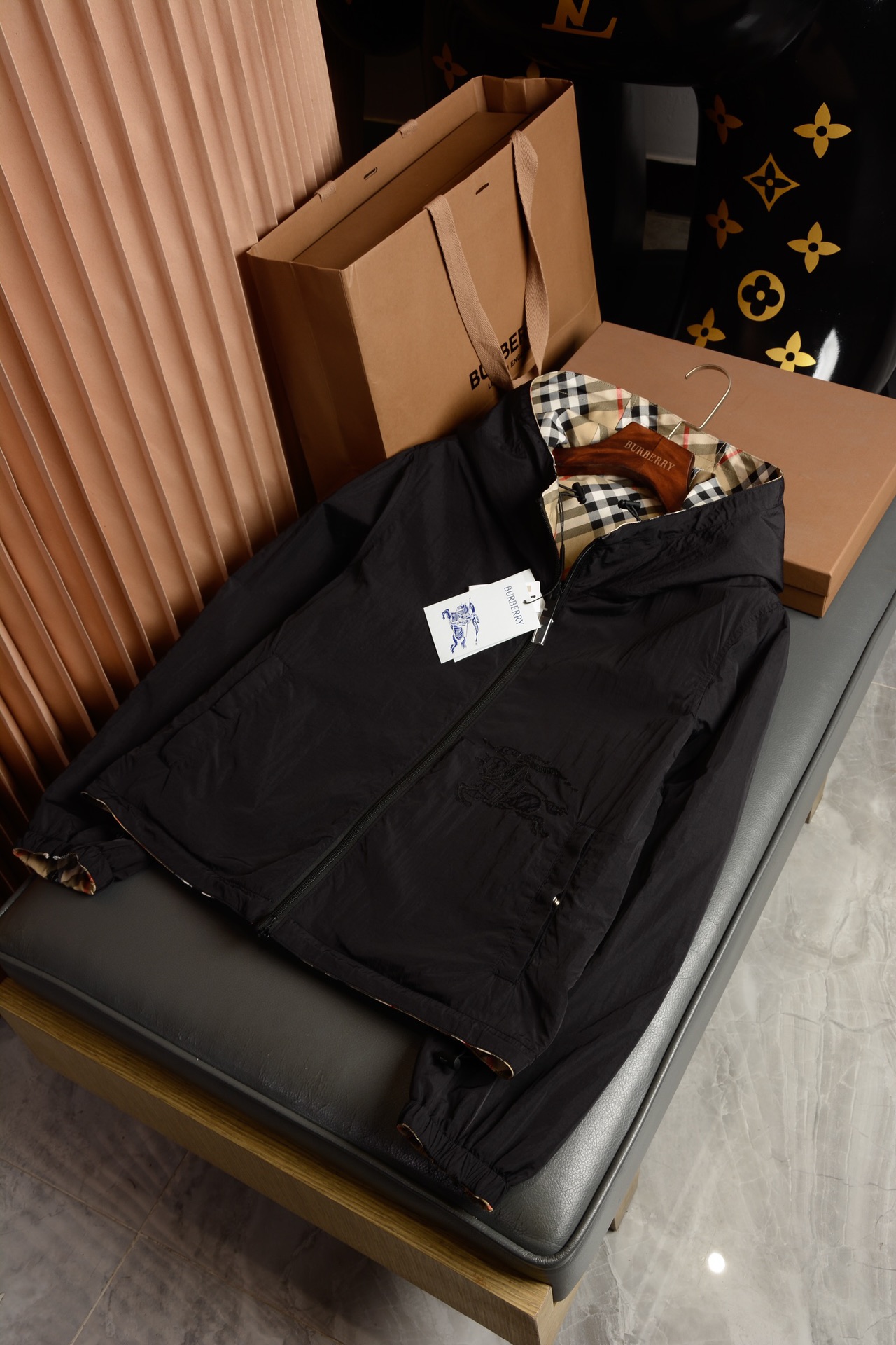 NO:782485,Product Code: 0001985280809 Double-sided and reversible short plaid jacket (with complete packaging) [BUR’s top product, the best in the store] [Ready stock in seconds] The reversible plaid sports jacket is coming. The counter price is 10,000, and the official website is facing a sell-out situation. You can imagine how popular this sports and leisure plaid jacket is!  This style has been asked about by many agents before. It is a high-end outdoor sports and leisure series and is a very hot sports trend!  BUR's ace channel kills all versions on the market. It can only be said that it is not of the same level at all. It is not afraid of any challenges in terms of material, detail restoration and craftsmanship, just to provide everyone with wonderful products. The lightweight jacket is made of Burberry plaid twill fabric, and the back is made of solid nylon material. It is paired with a waist-length hem, and the hem is decorated with EKD appliqués, showing a casual fit. From the Burberry classic series, it interprets the wardrobe essential style with a distinctive brand style. –  Two-way zipper closure design – Drawstring hood and hem – Zippered side pockets – Elastic cuffs – Equestrian Knight logo (EKD) applique on the front – The casual fit is looser than the regular fit. During autumn and winter sports, it can not only block the headwind for you, but also prevent ultraviolet rays from tanning your skin, and is perfectly breathable and quick-drying!  It’s also rainproof and windproof in winter so you don’t have to worry about traveling!  Every bit is very unique, waterproof, sunproof, windproof, lightweight, extreme quality, and gorgeous details!  !  It is made of Vintage retro plaid fabric made of recycled 67 polyester fiber yarn 33 cotton; the reverse side is made of solid color ECONYL, ECONYL  It is a sustainable nylon fabric made from recycled fishing nets, fabric waste and industrial plastics. It has certain waterproof properties and can be worn on both sides. One piece is equivalent to two pieces, and the loose version is more suitable for outdoor sports in autumn and winter. The matching effect is also perfect, and it perfectly meets the needs of various wearing occasions. It is extremely extraordinary, the grade and charm are extremely outstanding, and it can also highlight the brand specifications and your pursuit of fashion!  !  Needless to say, it’s a good thing. If you miss it, it will be your last song. I look forward to your fans’ perfect performance!  !  The sizes are S, M, L, XL, XXL, Burberry - clothing, burberry, jackets & coats, jackets & coats, hats,19860909商品编码0001985280809 双面两穿短款格纹外套（配全套包装）【BUR王牌尖货,镇店之宝】【现货秒发】双面穿格纹运动夹克重磅来袭,柜台售价一万,官网面临着售罄的地步可想而知这款运动休闲一体的格纹冲锋衣有多火爆！这款之前有很多代理都有问过的款式,高端户外运动休闲系列,非常火热运动风潮！ BUR王牌渠道 秒杀市面上一切版本 只能说根本就不是一个级别的存在 不管是材质还是细节还原度以及工艺制作方面不惧任何挑战,只为给大家奉献绝妙产物 轻盈外套,选用 Burberry 格纹斜纹面料打造,反面为纯色尼龙材质.搭配及腰衣摆,下摆饰有马术骑士徽标（EKD）贴花,呈现休闲版型.来自 Burberry 经典之作系列,以鲜明品牌风格诠释衣橱必备款式.– 双向拉链开合设计– 抽绳式连帽与衣摆– 拉链侧袋– 弹性袖口 – 正面饰有马术骑士徽标（EKD）贴花 – 休闲版型较常规版型剪裁更为宽松. 秋冬运动不仅能为你阻挡逆风,还能不让紫外线晒黑皮肤、更能完美透气速干！冬天也能防雨防风让你无惧出行！每一处都是非常独特的,防水,防晒,防风,轻便,品质极端,细节华丽！！ 配置了再生67聚酯纤维纱线33棉质制成的 Vintage 复古格纹面料打造；反面采用纯色 ECONYL 打造,ECONYL 是由再生的渔网、织物废料和工业塑料制成的可持续尼龙面料.具有一定的防水性能,可双面穿一件等于两件,且宽松的版型比较适合秋冬外出运动,搭配方面也是完美穿搭效果,完美的符合各种穿搭场合的所需.极为非凡,档次与魅力更是极为的出色亮眼,更能够彰显品牌规格与你对于时尚的追求！！ 好物无需多言,错过便是绝唱,期待各位粉丝的完美演绎！！ 码数分别是S、M、L、XL、XXL,博柏利-服装,burberry,jackets & coats,jackets & coats,hats,,Women's clothing