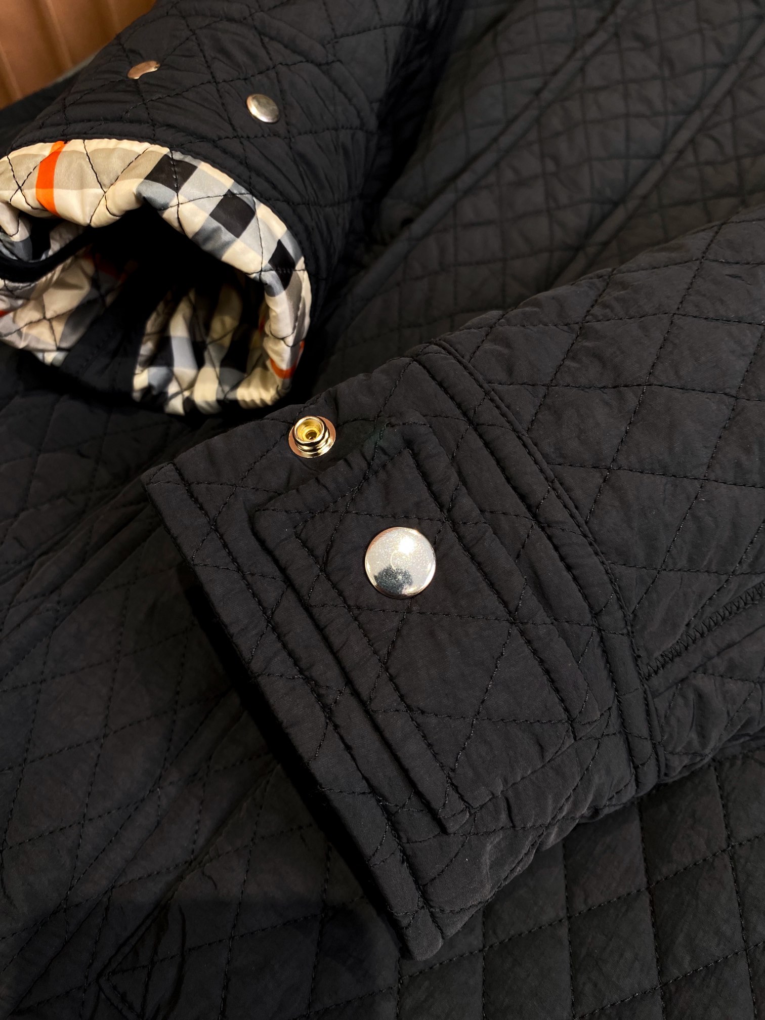 Burberry Quilted Nylon Coat with Check Lining & Embroidered EKD Logo 6 i1726993670 4530 0