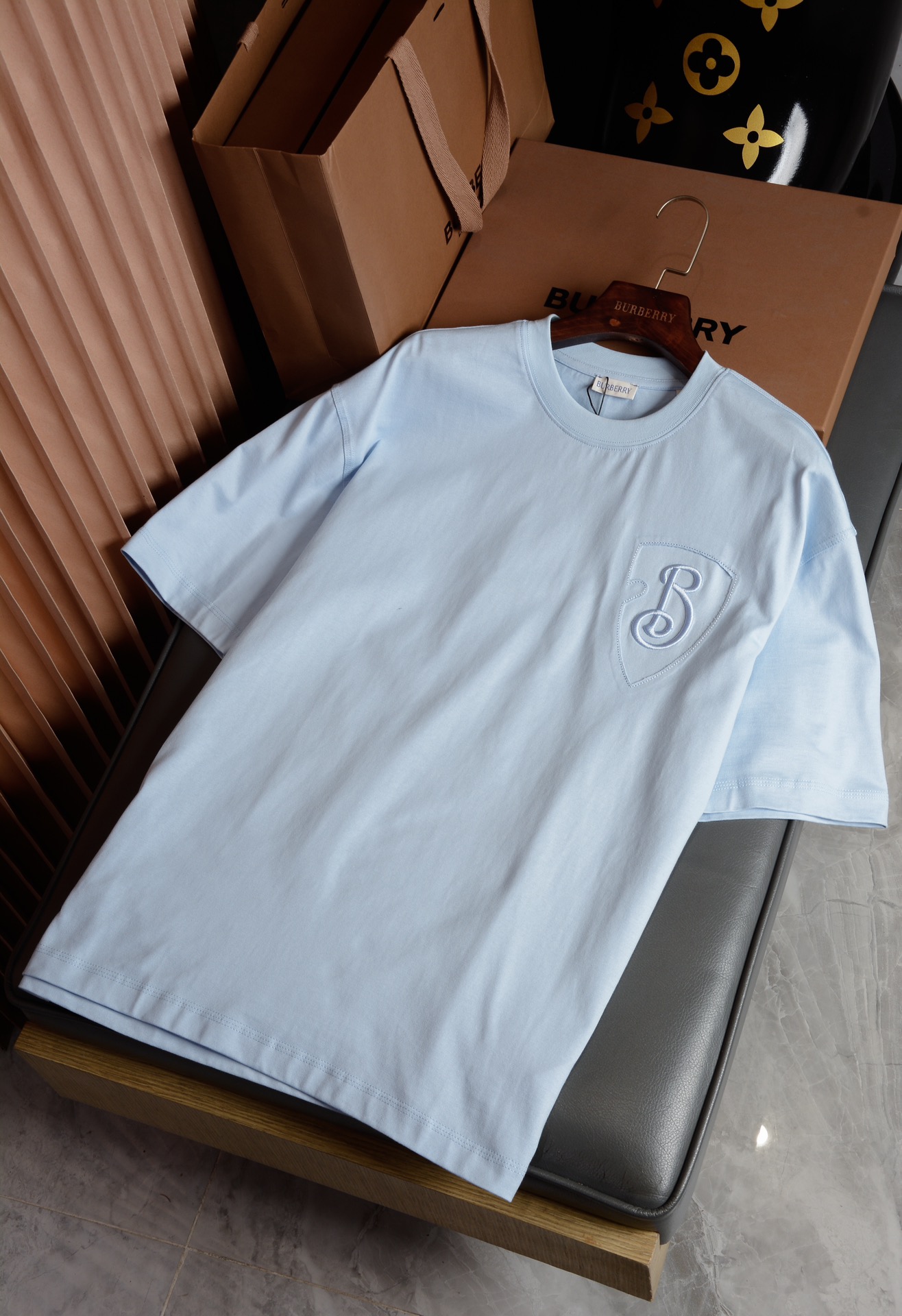 NO:819389,T Product code 0002003810 B-shaped shield embroidered round neck short sleeves (with complete package) A long overdue good product!  Versatile cotton short-sleeved T-shirt for couples!  It kills all the versions on the market. It can only be said that they are not of the same level at all. We are not afraid of any challenges in terms of materials, detail restoration and craftsmanship, just to provide everyone with wonderful products. T-shirts are made of plain woven cotton fabrics. May you be your own knight, holding a solid shield in hand to withstand all wind, frost and hardships!  The B-shaped shield comes from the shield element in the Burberry Equestrian Knight logo, which means 'protection'!  The B-shaped logo on the right side of the chest outlines the shape of a shield, and the capital 'B' letter representing Burberry is displayed in gorgeous fonts on the inside. It is exquisite and elegant. It is like a solid shield in the hands of a knight, and also like an elegant and pleasant musical note. It is full of perseverance and classical beauty~ The warm and clean tundra color is full of summer vitality!  The elegant and noble shadow color brings a touch of retro literature and art!  CThe low-key and calm charcoal black is an indispensable color in your wardrobe!  The elegant and graceful wind gray is like the bright sky in the morning, with a hint of gentleness in the tranquility. This series of works adopts standard tailoring, which is very neat!  It is made from comfortable and breathable pure cotton fabric in Portugal and has a simple and versatile fit. Whether paired with refreshing shorts or casual trousers, it is very high-end and cool!  The overall touch of the pure cotton high-count fabric is extremely comfortable, and the skin-friendly effect is also excellent. The OV version also has a perfect dressing effect, which perfectly meets the needs of various wearing occasions. It is extremely extraordinary, the grade and charm are extremely outstanding, and it can better highlight the brand specifications and your pursuit of fashion!  !  As a fan of bbr, this should be a style not to be missed. All the items are now in stock, so everyone is ready to buy them for themselves!  !  There are five sizes: S, M, L, XL, and XXL. For size data, please go to the size chart to view, Burberry-clothing, burberry, shorts, T-shirt, tees, t-shirt,19860909T 商品编码0002003810 B字型盾牌刺绣圆领短袖（配全套包装）迟来的好货好款！情侣款百搭纯棉短袖T恤！ 秒杀市面上一切版本 只能说根本就不是一个级别的存在 不管是材质还是细节还原度以及工艺制作方面不惧任何挑战,只为给大家奉献绝妙产物 T 恤衫,选用平织棉面料打造.愿你成为自己的骑士,手执坚实的盾牌,抵挡所有的风霜与磨难！B字型盾牌回 源自于Burberry 马术骑士 徽标中的盾牌元素,喻为“保护”之意！胸口右侧的B字型徽标,外表勾勒盾牌的形状,内里用华丽的字体展现了代表Burberry的大写“B”字母,精致而优雅 像是骑士手中坚实的盾牌,也宛若优雅悦动的音符,充满了坚毅的古典之美~温润干净的苔原色充满夏日的活力气息！典雅高贵的暗影色自带一丝复古文艺感！ C低调沉稳的炭黑色是衣橱里不可或缺的颜色！ 日知性优雅的风灰色犹如清晨微亮的天空,宁静中带着些许温柔.这一系列作品采用合身的标准剪裁,十分利落！采用 舒适透气的纯棉面料于葡萄牙精制而成上简约百搭的版型,无论搭配清爽的短裤还是休闲长裤都非常高级有质感cool！纯棉的高支数面料整体的触感极为舒适,亲肤效果也是极佳.且OV版型方面也是完美穿搭效果,完美的符合各种穿搭场合的所需.极为非凡,档次与魅力更是极为的出色亮眼,更能够彰显品牌规格与你对于时尚的追求！！作为bbr的粉丝,应该是不容错过的款式,现货均已入仓,大家自己抢购！！ 码数有五个S、M、L、XL、XXL 尺码数据请移步尺码表查看,博柏利-服装,burberry,shorts,T-shirt,tees，t-shirt,,Women's clothing
