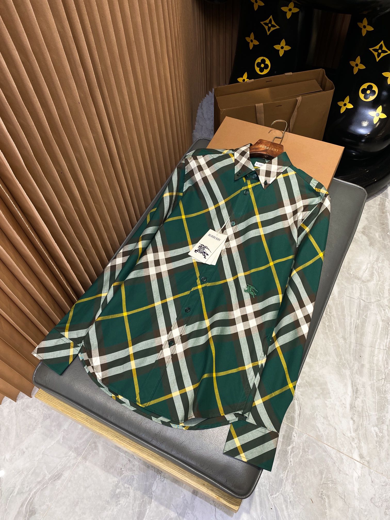 NO:782292,Plaid War Horse Embroidered Loose Shirt (with full set of packaging) BUR's flagship channel, the official website price is 5,000, and it is ready to be sold out as soon as it is released!  New color matching iconic plaid shirt, super popular retro British style, a must-have for plaid lovers!  The super popular plaid shirt. Old fans rush to grab it as the quantity is limited and they have to wait for the next batch of goods. There are many matching places for you to verify one by one!  Cotton shirt, decorated with worsted new season plaid pattern, showing a casual fit. Button placket design, wide-angle collar cutting, single-button cuffs. The curved hem increases the waist line. Plaid alignment in each position wastes a lot of fabric!  The hem uses war horse embroidery technology!  Classic cut cotton shirt, decorated with brand collection, retro large plaid, a collection style in the wardrobe of BUR fans, especially for loyal BUR fans, this style is a treasure-level product that must not be missed!  !  The language design of the new season is highly recognizable. The overall design gives people a simple, high-standard and basic feeling, and the overall design is made of loose version, which is more fashionable and high-street casual style!  !  It is equipped with a worsted plaid cotton fabric that feels much tougher and thicker than ordinary shirt fabrics. The overall touch is extremely comfortable and the skin-friendly effect is also excellent. The style is also perfect for dressing, and perfectly meets the needs of various wearing occasions. It is extremely extraordinary, and the grade and charm are extremely outstanding and eye-catching, and can better highlight the brand specifications and your pursuit of fashion!  !  Anyone who wears it will look very elegant. Generally speaking, this dress is really a must-have for daily casual work!  If you come across such a beautiful model, hurry up and grab it. Exclusive spot, exclusive resource gifts, super recommended!  Needless to say, it’s a good thing. It would be a pity to miss it. I look forward to your fans’ perfect performance!  !  The sizes are S, M, L, XL, and XXL. Hurry and grab it. Burberry - clothing, burberry, shirts,19860909格纹战马刺绣宽松衬衫（配全套包装）BUR王牌渠道,官网售价五千,一经发售已准备售罄！新配色标志性格纹衬衫,超火爆的复古英伦风,格子控必备款！超高人气的格纹衬衫. 老粉们赶紧抢数量有限出完只能等下一批货了,非常多对位地方带你来一一验证！棉质衬衫,装饰精纺新季格纹图案,呈现休闲版型.纽扣开襟设计,宽角领裁剪,单扣式袖口.弧形衣摆增加腰部线条.每个位置格纹对位浪费了很多面料！下摆采用战马刺绣工艺！经典剪裁棉质衬衫,装饰品牌典藏 复古大格纹,BUR粉丝的衣橱珍藏款式,尤其是对于忠实的BUR粉来说,此款更是绝对不能错过的珍宝级别产物！！ 新一季的语言设计 极具辨识度整体给人一种简约高规又基础 并且整体更是采用宽松版型打造 时尚跟高街休闲风格更强！！ 配置了精纺格纹棉质面料手感比普通衬衫面料硬朗厚实不少整体的触感极为舒适,亲肤效果也是极佳.版型方面也是完美穿搭效果,完美的符合各种穿搭场合的所需.极为非凡,档次与魅力更是极为的出色亮眼,更能够彰显品牌规格与你对于时尚的追求！！任何一个人穿了都非常有气质,总体来说这款衣服真的是日常休闲工作必备款！ 能遇到这样美好的款就抓紧收了吧,独家现货,独家资源馈赠,超级推荐！好物无需多言,错过便是遗憾,期待各位粉丝的完美演绎！！ 码数分别有S、M、L、XL、XXL赶紧抢,博柏利-服装,burberry,shirts,,Women's clothing