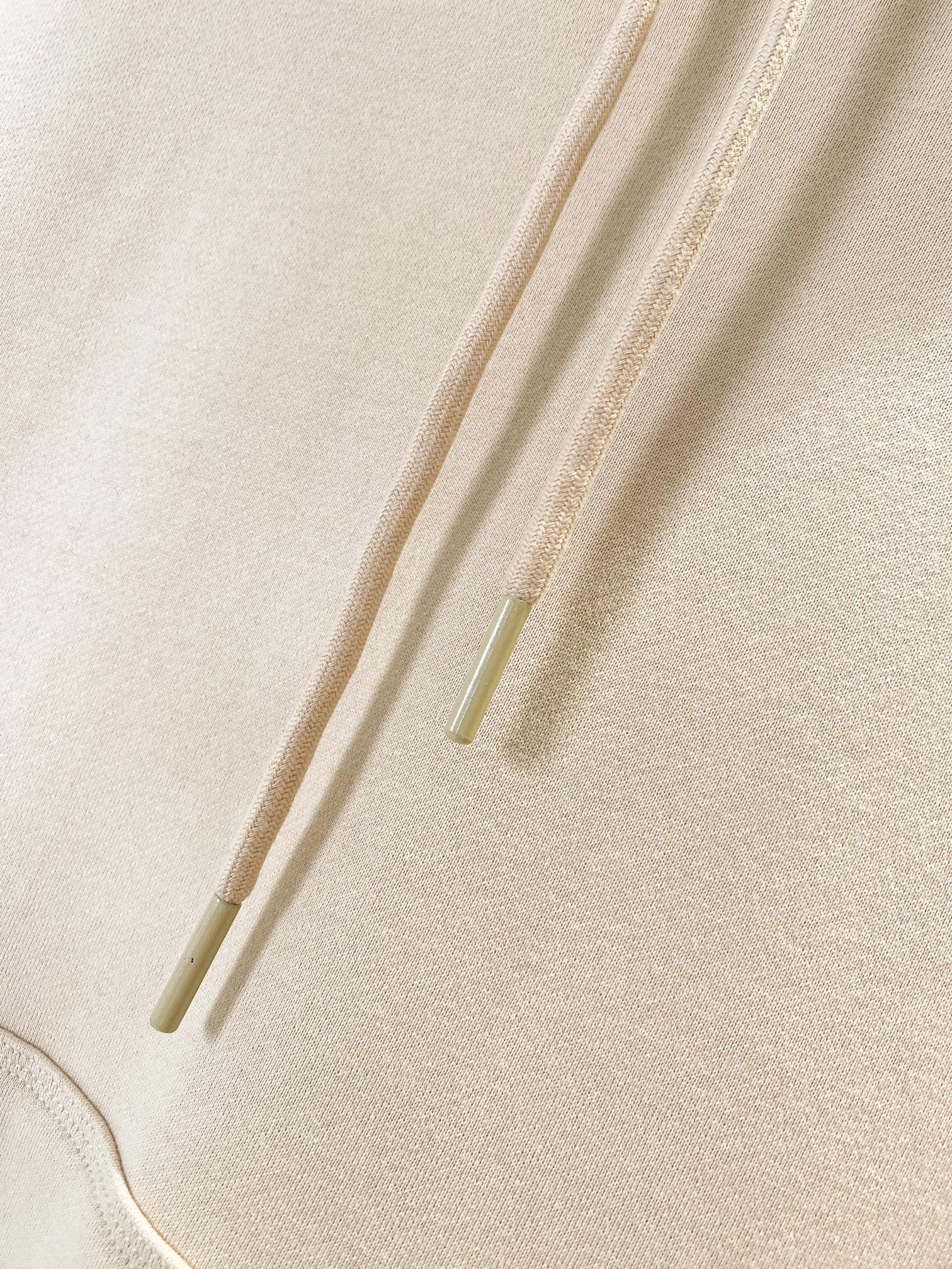  批235 🅱️ 格纹标签棉质连帽卫衣BUR王牌尖货，镇店之宝】【现货秒发】这款最新秋冬爆款火热上线了，高支数高克重卫衣重磅来袭，BUR王牌渠道，男女同款！

BUR王牌渠道
秒杀市面上一切版本
只能说根本就不是一个级别的存在
不管是材质还是细节还原度以及工艺制作方面
不惧任何挑战，只为给大家奉献绝妙产物

连帽衫，选用轻盈翻面绒棉质面料打造，呈现休闲版型。饰牌贴花巧妙融合精纺 Burberry 格纹、品牌徽标和马术骑士徽标（EKD），创意重释品牌标志性 Trench 风衣的标签设计。
– 抽绳式连帽– 收纳口袋– 罗纹针织装饰– 口袋饰有 Burberry 格纹标签贴花– 休闲版型：较常规版型剪裁更为宽松。

完美的彰显了BUR品牌的存在感，极具辨识度
搭配宽松落肩版型效果设计
上身自然而然的具备那种大方简约之美
衬托出精致有型的高档气息感
无论辨识度还是个性感都是非常的到位
轻松穿搭出小姐姐小哥哥对于时尚的追求！！

配置了高支数翻绒面料面料，卫衣面料高达500克，份量感十足，高密度的面料肌里感清晰可见，柔软舒适是基本，透气度和保暖度兼并才是惊喜！不会闷热也能够防风。卫衣布真正的成本投入，让你看得见，上身感受得到的舒适体验哦！！整体的触感极为舒适，亲肤效果也是极佳。且OV版型方面也是完美穿搭效果，完美的符合各种穿搭场合的所需。极为非凡，档次与魅力更是极为的出色亮眼，更能够彰显品牌规格与你对于时尚的追求！！

好物无需多言，错过便是遗憾，期待各位粉丝的完美演绎！！

码数分别有S、M、L、XL、XXL