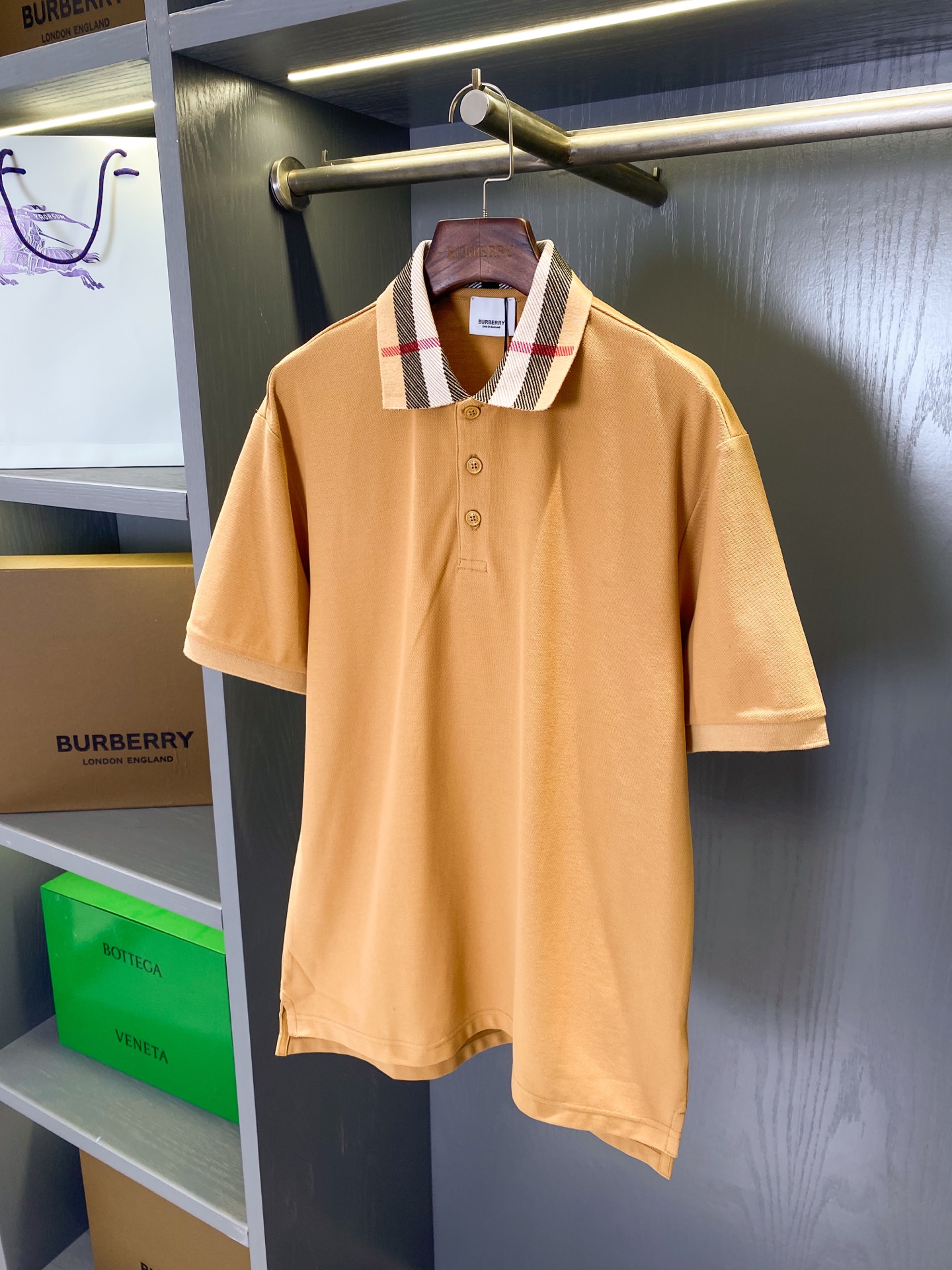 NO:782251,Plaid collar pique cotton short-sleeved polo (comes with full package) a must-have for all fans!  23 spring and summer new plaid logo series, high-end British style, mesh pique cotton POLO shirts for men and women!  !  Made of selected cotton piqué mesh fabric, it is decorated with eye-catching Burberry plaid and incorporates the brand's iconic collection elements. The high-end piqué cotton POLO shirt is here, and it is also a must-have style for all BUR fans. If you want to buy a POLO shirt this year, then I think this style must have a place!  !  Made of high-end piqué cotton material, it ensures amazing comfort, breathability and moisture absorption, as well as good fit and natural drape. It is also anti-wrinkle and not easy to pilling, which is why you should buy it!  Every detail in the hand feels quite exquisite and decent, and the upper body is simple but not tacky, which can better express the spirit!  !  The product is in perfect condition and is a top choice for gifting and wearing. Moreover, this style will definitely be included in the BUR historical archives. Therefore, the purchasing price has increased even more, reaching around 7K at one time, but even so, it is still hard to find!  !  All ready stocks have been put into the warehouse. Fans, go ahead and buy it yourself. This year’s BUR will certainly not disappoint you!  !  All are good products from the channel, and the quality can stand up to scrutiny!  All ready goods have been warehoused, looking forward to your wonderful combination!  The sizes are S, M, L, XL, and XXL. For size data, please go to the size chart to view, Burberry-clothing, burberry, T-shirt,19860909格纹领口珠地棉质短袖polo（配全套包装）全员粉丝必入！23春夏新款格纹标识系列、高端英式风格打造,男女同款网眼珠地棉POLO衫！！ 精选棉质珠地网眼布面料打造,亮眼装饰 Burberry 格纹,融入品牌标志性典藏元素. 高端珠地棉POLO衫驾到,也是BUR全员粉丝必入的极品款式,假如今年你要入手POLO衫,那么我觉得此款必须要占有一席之地！！ 高端的珠地棉材质打造,保证了惊人的舒适性跟透气性、吸湿性以外,更是保证了良好的版型跟自然的垂感,还有抗皱以及不易起球特质更是相当需要入手的理由！手感每一处的细节都是相当的精致跟不俗,上身大气简约又不俗气,能够更好的彰显精气神的体现！！品相完美,送人自穿都是上上之选的精品,并且这样的款式也是必定将会收入为BUR历史档案馆的单品,所以导致代购价格更是水涨船高,一度炒到了7K附近,但是就算是如此还是一件难求！！ 全部现货均已入仓,各位粉丝自己抢购吧,今年的BUR自然也不会让你失望！！全部都是渠道好货,质量经得起推敲！现货均已入仓,期待你们的精彩搭配！ 码数有S、M、L、XL、XXL 尺码数据请移步尺码表查看,博柏利-服装,burberry,T-shirt,,Women's clothing