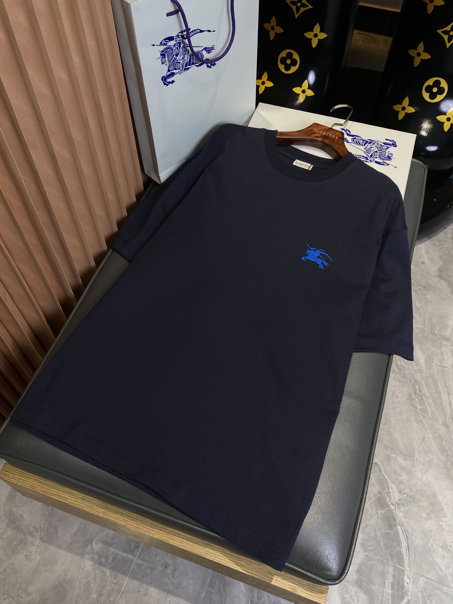 NO:819401,T Product Code 0002106810 War Horse Label Embroidered Round Neck Short Sleeves (comes with a full set of packaging) A long overdue good product!  BUR's ace channel list, synchronized with major buyer stores, 2025ss new season design language, knight war horse label design pure cotton short-sleeved shirt, couple short-sleeved shirt. Instantly kills all versions on the market. It can only be said that it is not on the same level at all. No matter in terms of material, detail restoration and craftsmanship, we are not afraid of any challenges, just to provide everyone with wonderful products T  The shirt is made of plain woven cotton fabric. May you be your own knight, 2025s knight war horse label design, brand collection design, please choose your normal size. Loose version, showing close-fitting tailoring. Standard size, please choose your normal size. This loose short-sleeve is the best matching item for spring and summer that I dedicate to BUR fans. It is an absolute treasure, a short-sleeved series that trendy men and trendy women must buy!  !  !  Made in Portugal from comfortable and breathable pure cotton fabric, it has a simple and versatile fit. Whether paired with refreshing shorts or casual trousers, it is very high-end and cool!  The overall touch of the pure cotton high-count fabric is extremely comfortable, and the skin-friendly effect is also excellent. The OV version also has a perfect dressing effect, which perfectly meets the needs of various wearing occasions. It is extremely extraordinary, the grade and charm are extremely outstanding, and it can better highlight the brand specifications and your pursuit of fashion!  !  As a fan of bbr, this should be a style not to be missed. All the items are now in stock, so everyone is ready to buy them for themselves!  !  There are five sizes: S, M, L, XL, and XXL. For size data, please go to the size chart to view, Burberry-clothing, burberry, shorts, T-shirt,19860909T 商品编码0002106810 战马标签刺绣圆领短袖（配全套包装）迟来的好货好款！BUR王牌渠道单,同步各大买手店 2025ss全新一季设计语言 骑士战马标签设计纯棉短袖衫,情侣款短袖衫. 秒杀市面上一切版本 只能说根本就不是一个级别的存在 不管是材质还是细节还原度以及工艺制作方面不惧任何挑战,只为给大家奉献绝妙产物 T 恤衫,选用平织棉面料打造.愿你成为自己的骑士,2025s骑士战马标签设计,品牌典藏设计,请选择平时正常尺码.宽松版型,呈现贴身剪裁.尺码标准,请选择平时正常尺码.这款宽松短袖便是我献给BUR粉丝开春春夏最佳的搭配单品,绝对的珍品,潮男潮女必入的短袖系列！！！ 采用舒适透气的纯棉面料于葡萄牙精制而成上简约百搭的版型,无论搭配清爽的短裤还是休闲长裤都非常高级有质感cool！纯棉的高支数面料整体的触感极为舒适,亲肤效果也是极佳.且OV版型方面也是完美穿搭效果,完美的符合各种穿搭场合的所需.极为非凡,档次与魅力更是极为的出色亮眼,更能够彰显品牌规格与你对于时尚的追求！！作为bbr的粉丝,应该是不容错过的款式,现货均已入仓,大家自己抢购！！ 码数有五个S、M、L、XL、XXL 尺码数据请移步尺码表查看,博柏利-服装,burberry,shorts,T-shirt,,Women's clothing