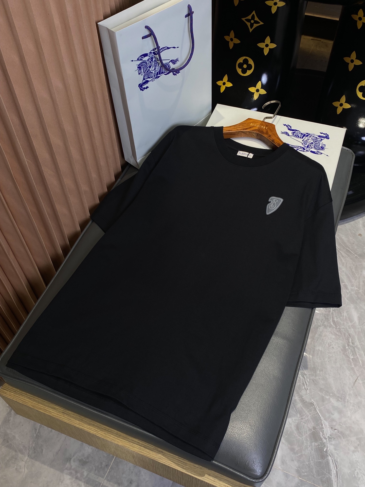 NO:819404,Product code 0002108810 War horse knight embossed printed round neck short sleeves on the back (with full set of packaging) A long overdue good product!  BUR's ace channel list, synchronized with major buyer stores, 2025ss new season design language, knight embossed printed design on the back, pure cotton short-sleeved shirt, couple's short-sleeved shirt. Instantly kills all versions on the market. It can only be said that it is not on the same level. No matter in terms of materials, detail restoration and craftsmanship, we are not afraid of any challenges, just to provide everyone with wonderful products T  The shirt is made of plain woven cotton fabric. May you be your own knight, 2025s knight war horse embossed print design, brand collection design, please choose your normal size. Loose version, showing close-fitting tailoring. Standard size, please choose your usual normal size. This loose short-sleeve is the best matching item for spring and summer that I dedicate to BUR fans, an absolute treasure, a short-sleeved series that trendy men and trendy women must buy!  !  !  Made in Portugal from comfortable and breathable pure cotton fabric, it has a simple and versatile fit. Whether paired with refreshing shorts or casual trousers, it is very high-end and cool!  The overall touch of the pure cotton high-count fabric is extremely comfortable, and the skin-friendly effect is also excellent. The OV version also has a perfect dressing effect, which perfectly meets the needs of various wearing occasions. It is extremely extraordinary, the grade and charm are extremely outstanding, and it can better highlight the brand specifications and your pursuit of fashion!  !  As a fan of bbr, this should be a style not to be missed. All the items are now in stock, so everyone is ready to buy them for themselves!  !  There are five sizes: S, M, L, XL, and XXL. For size data, please go to the size chart to view, Burberry-clothing, burberry, shorts, T-shirt,19860909商品编码0002108810 后背战马骑士浮雕印花圆领短袖（配全套包装）迟来的好货好款！BUR王牌渠道单,同步各大买手店 2025ss全新一季设计语言 后背骑士浮雕印花设计纯棉短袖衫,情侣款短袖衫. 秒杀市面上一切版本 只能说根本就不是一个级别的存在 不管是材质还是细节还原度以及工艺制作方面不惧任何挑战,只为给大家奉献绝妙产物 T 恤衫,选用平织棉面料打造.愿你成为自己的骑士,2025s骑士战马浮雕印花设计,品牌典藏设计,请选择平时正常尺码.宽松版型,呈现贴身剪裁.尺码标准,请选择平时正常尺码.这款宽松短袖便是我献给BUR粉丝开春春夏最佳的搭配单品,绝对的珍品,潮男潮女必入的短袖系列！！！ 采用舒适透气的纯棉面料于葡萄牙精制而成上简约百搭的版型,无论搭配清爽的短裤还是休闲长裤都非常高级有质感cool！纯棉的高支数面料整体的触感极为舒适,亲肤效果也是极佳.且OV版型方面也是完美穿搭效果,完美的符合各种穿搭场合的所需.极为非凡,档次与魅力更是极为的出色亮眼,更能够彰显品牌规格与你对于时尚的追求！！作为bbr的粉丝,应该是不容错过的款式,现货均已入仓,大家自己抢购！！ 码数有五个S、M、L、XL、XXL 尺码数据请移步尺码表查看,博柏利-服装,burberry,shorts,T-shirt,,Women's clothing