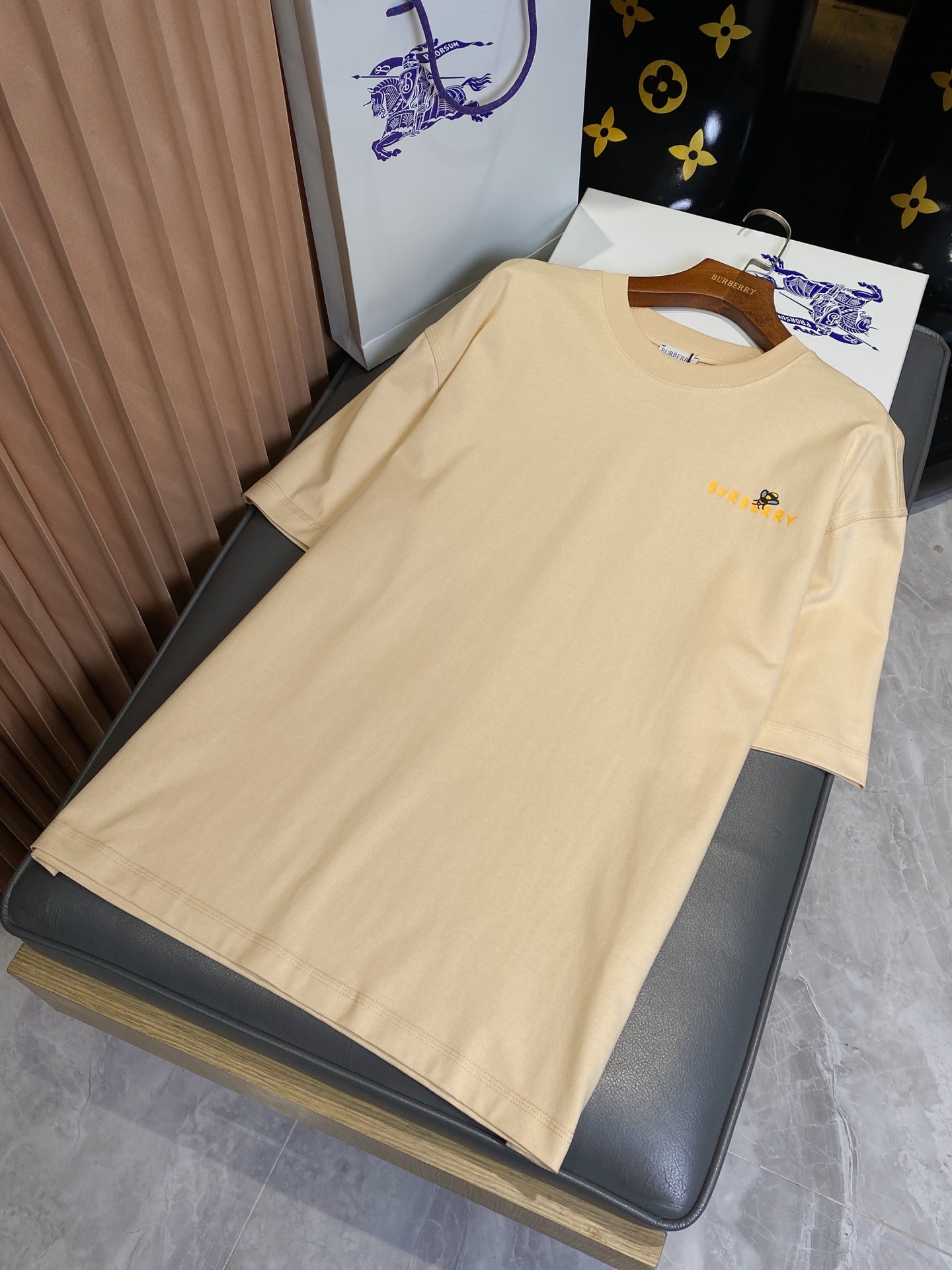 NO:819408,Product Code 0002110810 Bee Printed Cotton Short Sleeves (With Complete Packaging) A long overdue good deal!  BUR's ace channel list, synchronized with major buyer stores, 2025ss new season design language, bee design pure cotton short-sleeved shirt, couple's short-sleeved shirt. Instant sale of all versions on the market. It can only be said that they are not of the same level. No matter in terms of material, detail restoration and craftsmanship, we are not afraid of any challenges, just to provide you with wonderful products. Round-neck T-shirt, made of plain woven cotton fabric, decorated with textured bee pattern and brand logo printing. – Rib knitted neckline –  The front and back are decorated with Burberry lettering logo printing - regular fit, standard size, please choose your normal size. Standard size, please choose your normal size. This loose short-sleeve is the best matching item for BUR fans to start spring and summer. It is an absolute treasure and a must-have short-sleeved series for trendy men and trendy women!  !  !  Made in Portugal from comfortable and breathable pure cotton fabric, it has a simple and versatile fit. Whether paired with refreshing shorts or casual trousers, it is very high-end and cool!  The overall touch of the pure cotton high-count fabric is extremely comfortable, and the skin-friendly effect is also excellent. The OV version also has a perfect dressing effect, which perfectly meets the needs of various wearing occasions. It is extremely extraordinary, the grade and charm are extremely outstanding, and it can better highlight the brand specifications and your pursuit of fashion!  !  As a fan of bbr, this should be a style not to be missed. All the items are now in stock, so everyone is ready to buy them for themselves!  !  There are five sizes: S, M, L, XL, and XXL. For size data, please go to the size chart to view, Burberry-clothing, burberry, shorts, T-shirt,19860909商品编码0002110810 蜜蜂印花棉质短袖（配全套包装）迟来的好货好款！BUR王牌渠道单,同步各大买手店 2025ss全新一季设计语言 蜜蜂设计纯棉短袖衫,情侣款短袖衫. 秒杀市面上一切版本 只能说根本就不是一个级别的存在 不管是材质还是细节还原度以及工艺制作方面不惧任何挑战,只为给大家奉献绝妙产物 圆领 T 恤衫,选用平织棉面料打造,装饰质感蜜蜂图案和品牌徽标印花.– 罗纹针织领口 – 正面与背面饰有 Burberry 字母徽标印花– 常规版型,尺码标准,请选择平时正常尺码.尺码标准,请选择平时正常尺码.这款宽松短袖便是我献给BUR粉丝开春春夏最佳的搭配单品,绝对的珍品,潮男潮女必入的短袖系列！！！ 采用舒适透气的纯棉面料于葡萄牙精制而成上简约百搭的版型,无论搭配清爽的短裤还是休闲长裤都非常高级有质感cool！纯棉的高支数面料整体的触感极为舒适,亲肤效果也是极佳.且OV版型方面也是完美穿搭效果,完美的符合各种穿搭场合的所需.极为非凡,档次与魅力更是极为的出色亮眼,更能够彰显品牌规格与你对于时尚的追求！！作为bbr的粉丝,应该是不容错过的款式,现货均已入仓,大家自己抢购！！ 码数有五个S、M、L、XL、XXL 尺码数据请移步尺码表查看,博柏利-服装,burberry,shorts,T-shirt,,Women's clothing