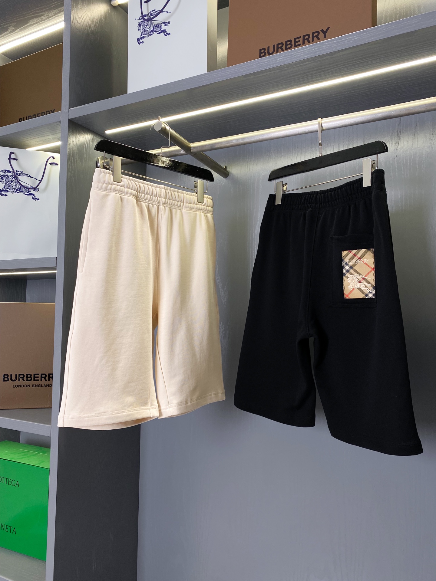 NO:137702,Knight War Horse Labeled Cotton Sports Shorts [2025 Knight War Horse Pattern Series is Coming] Bright retro printed patterns versatile casual loose shorts for men and women, a very versatile style!  BUR ace channel instantly sells all versions on the market. I can only say that it is not a level at all. No matter in material, detail restoration and craftsmanship, I don’t fear any challenges, just to contribute wonderful products to everyone. The 2025s Knight War Horse label design, the brand collection design presents a regular version. Regular version and size standard, please choose the normal size. Compared with conventional luxury brands, it perfectly demonstrates the presence of the BUR brand. It is highly recognizable and gives people a simple, high-quality and basic overall, and the overall use is a loose version to create a fashionable and high-street casual style stronger!  !  It is equipped with high-volume fabric, with a full sense of weight, and a high-density texture that is clearly visible. Softness and comfort are the basics, and the combination of breathability and warmth is the surprise!  It will not be stuffy and can also protect against wind. The real cost of squirting cloth will allow you to see and feel the comfortable experience of your upper body!  !  The overall touch is extremely comfortable and the skin-friendly effect is excellent. The OV style is also a perfect outfit, perfectly meeting the needs of various outfit occasions. It is extremely extraordinary, the grade and charm are extremely outstanding and eye-catching, and can better demonstrate the brand specifications and your pursuit of fashion!  !  No more words, please control this one by yourself!  !  There are five S, M, L, XL, XXL size data. Please move the size table to view, burberry, hoodie, sweatshirts, shorts, alexander wang19860909骑士战马贴标棉质运动短裤【2025骑士战马图案系列来临】亮眼的复古印花图案百搭男女休闲宽松短裤款、非常高街百搭的一个款式！ BUR王牌渠道 秒杀市面上一切版本 只能说根本就不是一个级别的存在 不管是材质还是细节还原度以及工艺制作方面不惧任何挑战,只为给大家奉献绝妙产物 2025s骑士战马标签设计,品牌典藏设计呈现常规版型.常规版型,尺码标准,请选择平时正常尺码.比起常规的奢侈品牌来说更加完美的彰显了BUR品牌的存在感,极具辨识度整体给人一种简约高规又基础并且整体更是采用宽松版型打造时尚跟高街休闲风格更强！！配置了高支数面料,份量感十足,高密度的料肌里感清晰可见,柔软舒适是基本,透气度和保暖度兼并才是惊喜！不会闷热也能够防风.卫衣布真正的成本投入,让你看得见,上身感受得到的舒适体验哦！！整体的触感极为舒适,亲肤效果也是极佳.OV版型方面也是完美穿搭效果,完美的符合各种穿搭场合的所需.极为非凡,档次与魅力更是极为的出色亮眼,更能够彰显品牌规格与你对于时尚的追求！！ 不再多言,大家自行把控此款吧！！ 码数有五个S、M、L、XL、XXL 尺码数据请移步尺码表查看,,burberry,hoodie,sweatshirts,shorts,alexander wang,Men's clothing