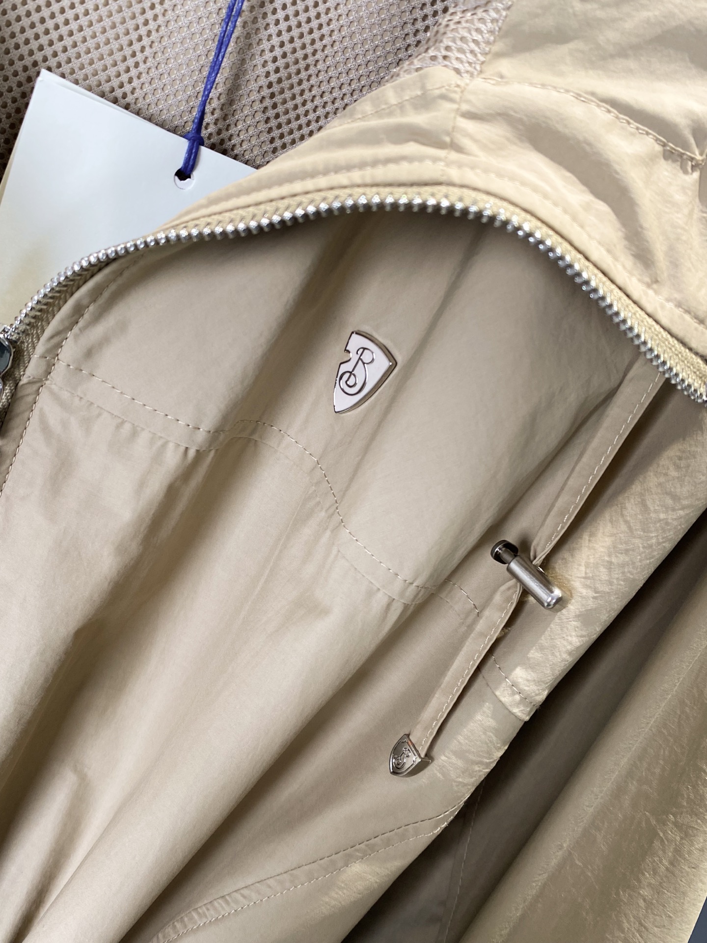 Burberry Lightweight Windproof Coat: Stylish, Functional, and Comfortable for All Seasons - 图片 5