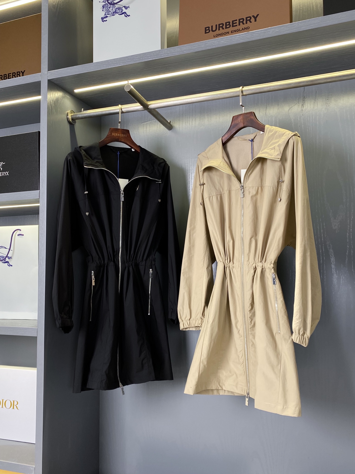 Burberry Lightweight Windproof Coat: Stylish, Functional, and Comfortable for All Seasons