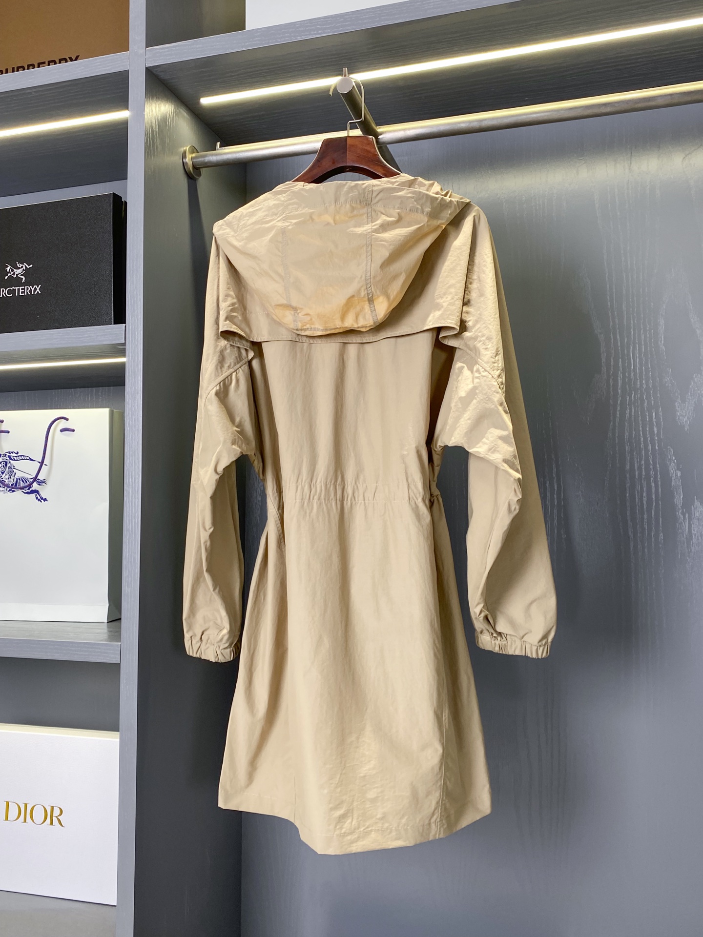 Burberry Lightweight Windproof Coat: Stylish, Functional, and Comfortable for All Seasons - 图片 9