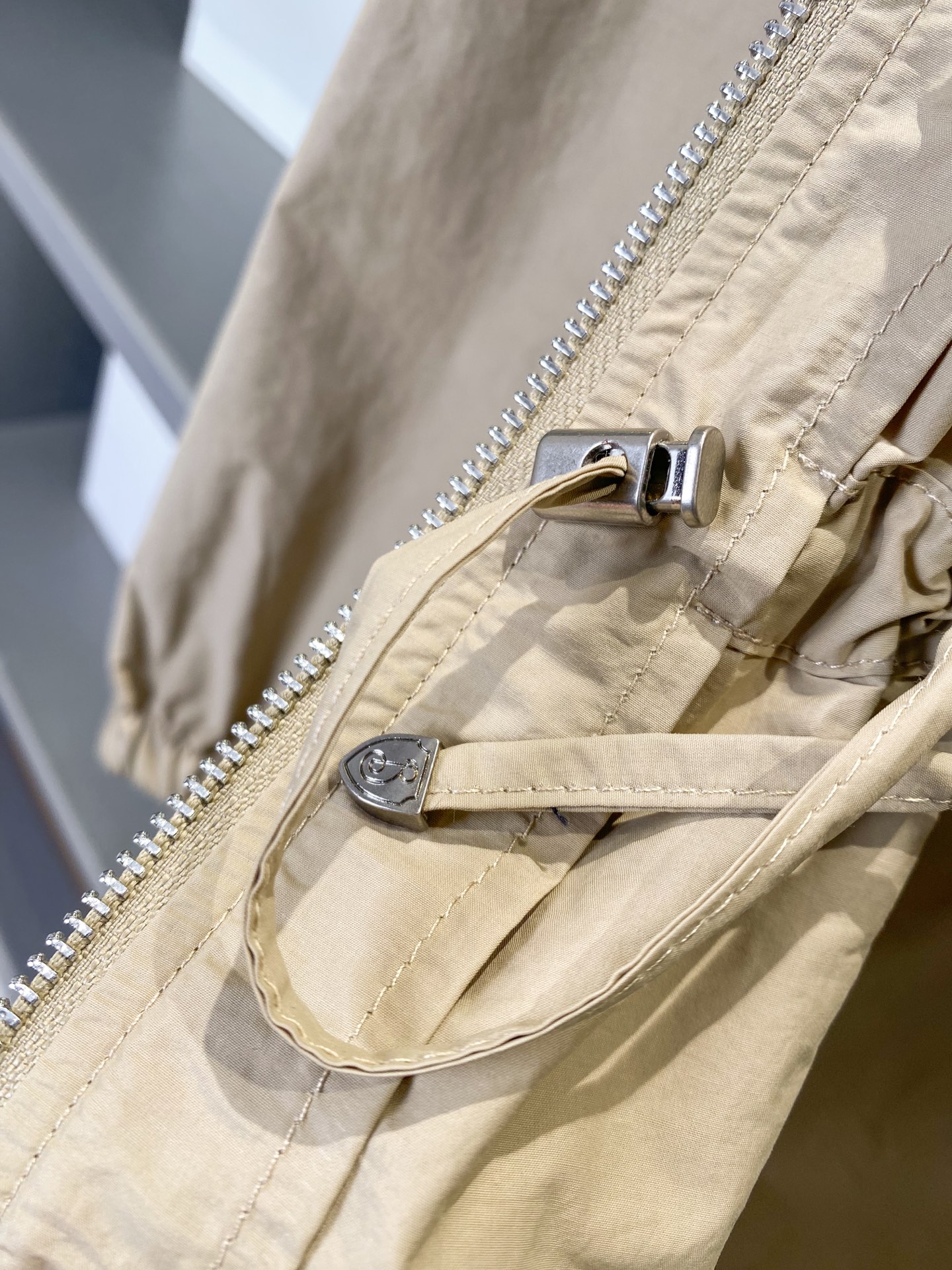 Burberry Lightweight Windproof Coat: Stylish, Functional, and Comfortable for All Seasons - 图片 8