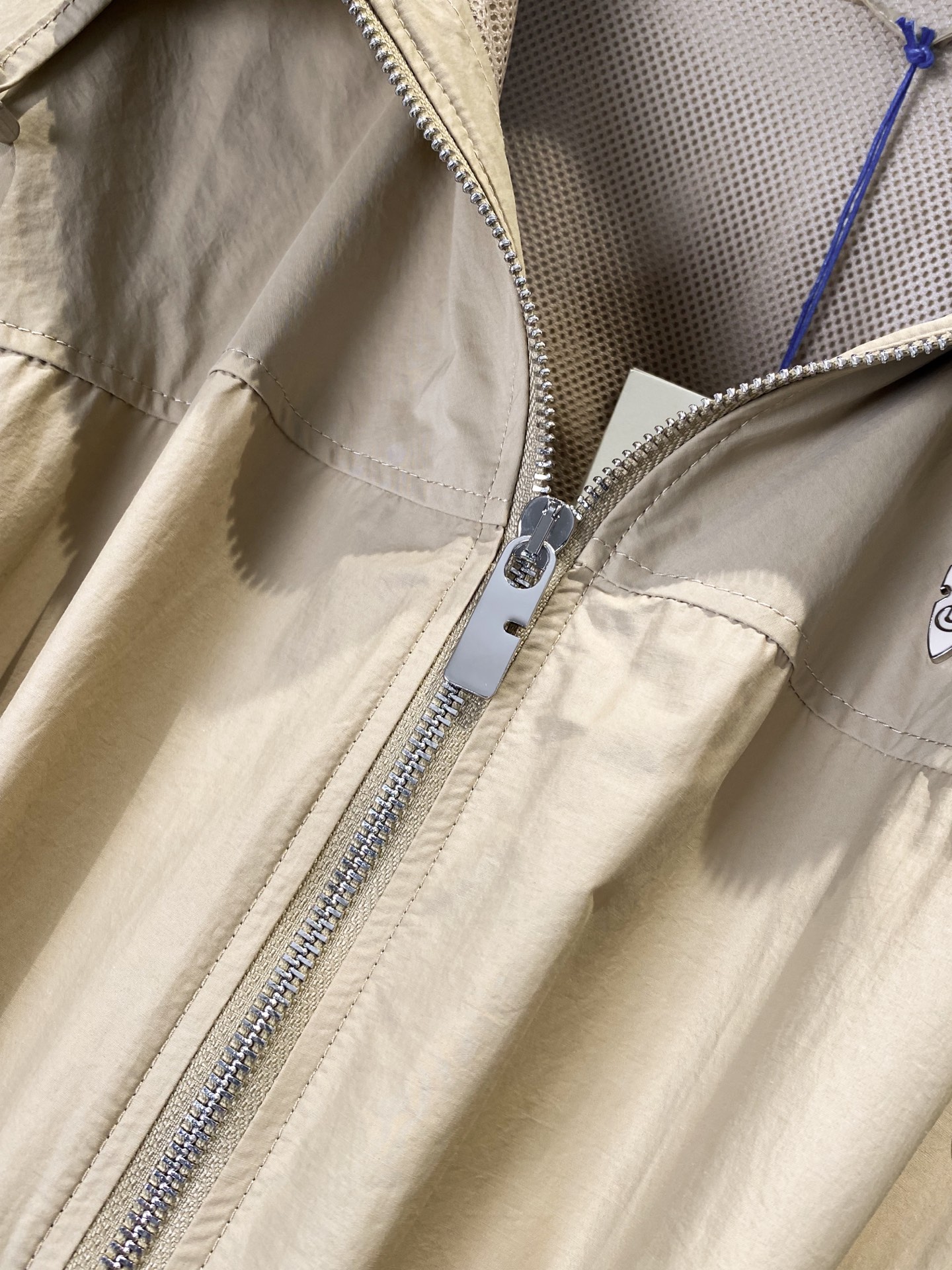 Burberry Lightweight Windproof Coat: Stylish, Functional, and Comfortable for All Seasons - 图片 6