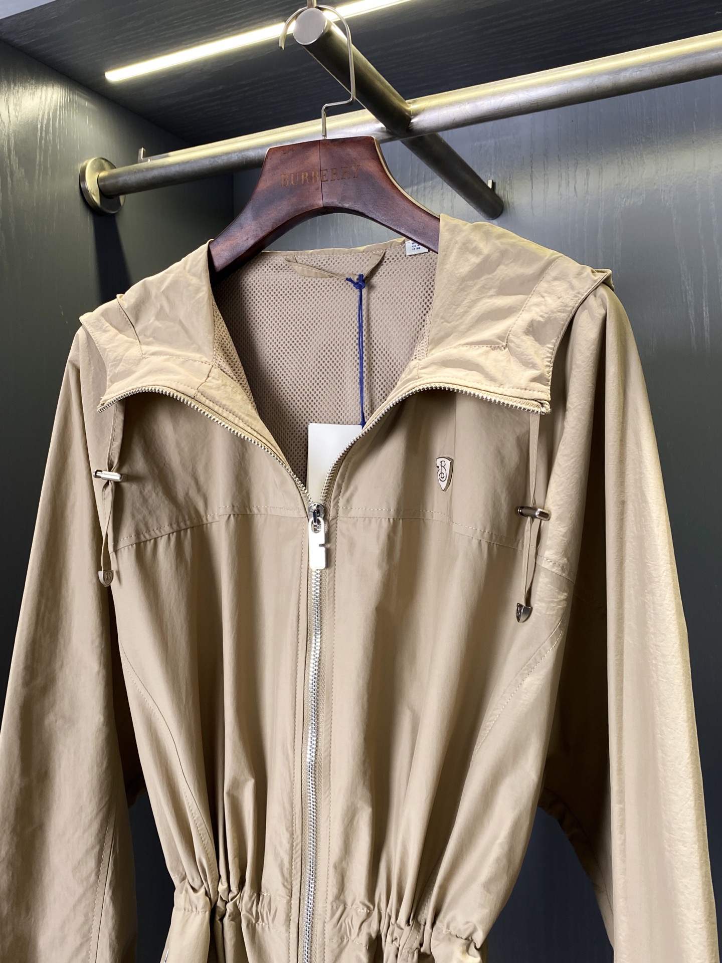 Burberry Lightweight Windproof Coat: Stylish, Functional, and Comfortable for All Seasons - 图片 3