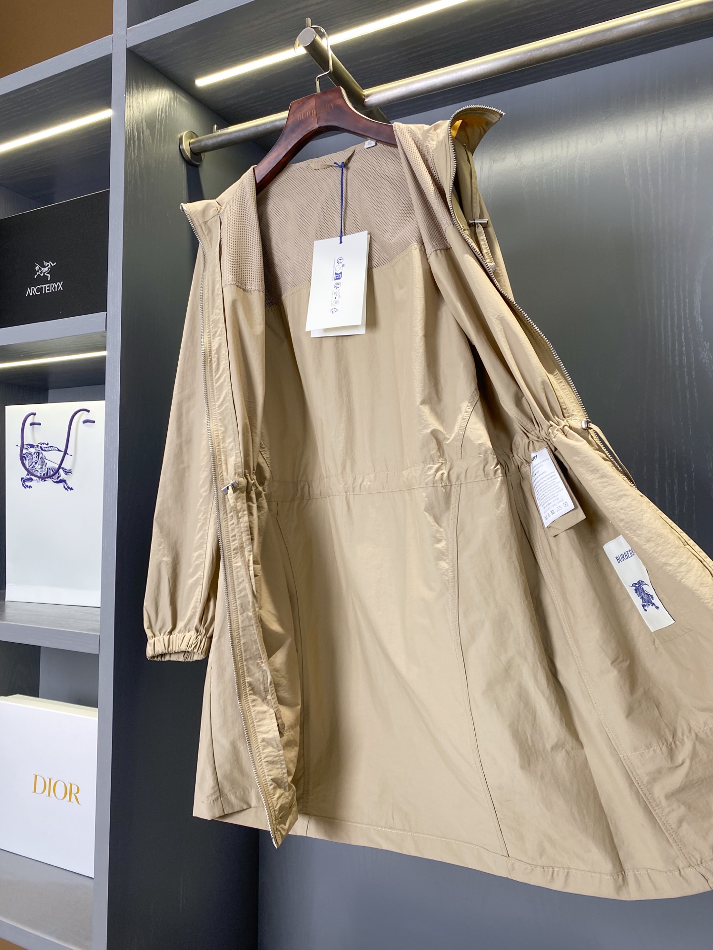 Burberry Lightweight Windproof Coat: Stylish, Functional, and Comfortable for All Seasons - 图片 7