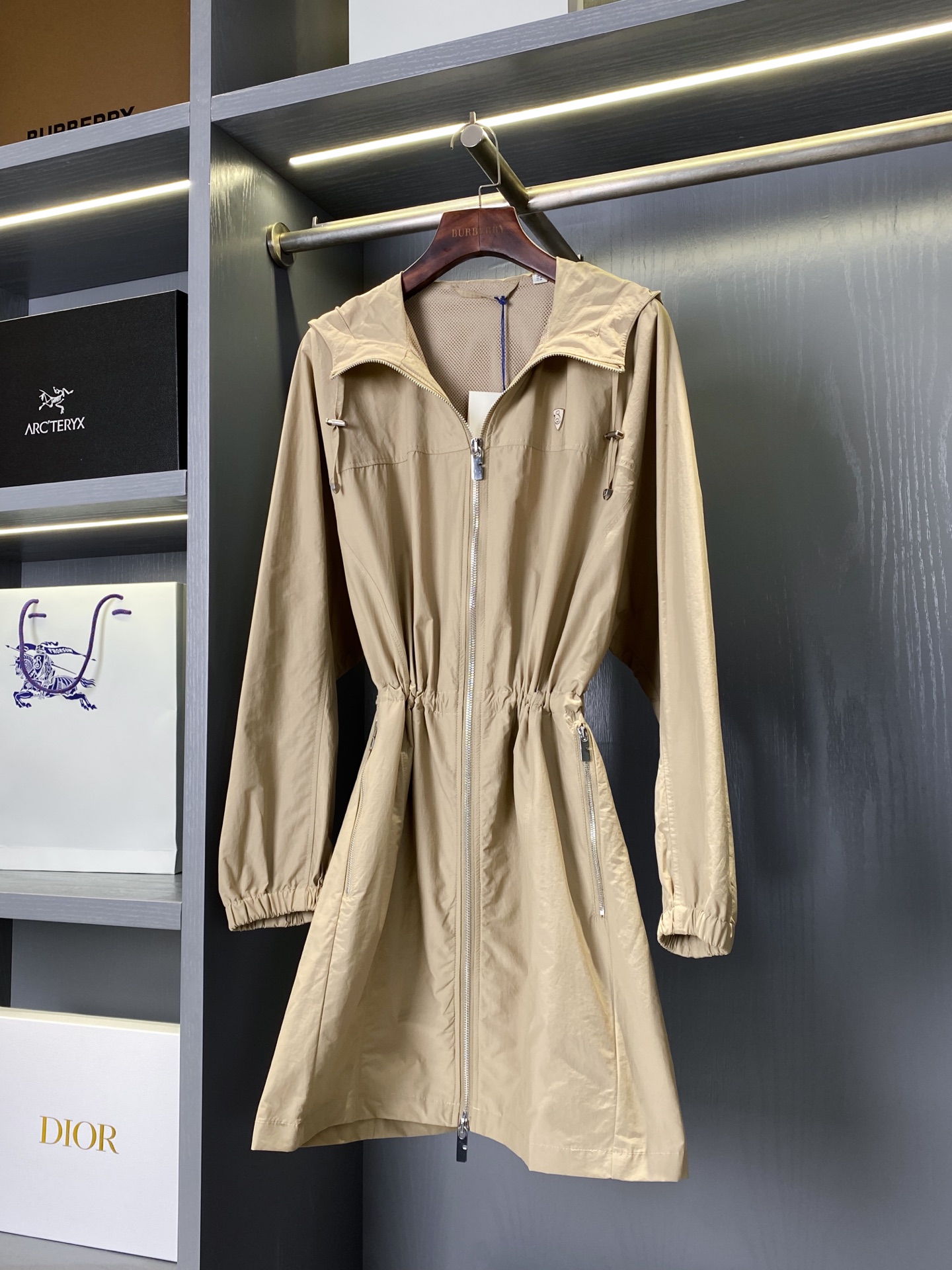 Burberry Lightweight Windproof Coat: Stylish, Functional, and Comfortable for All Seasons - 图片 2