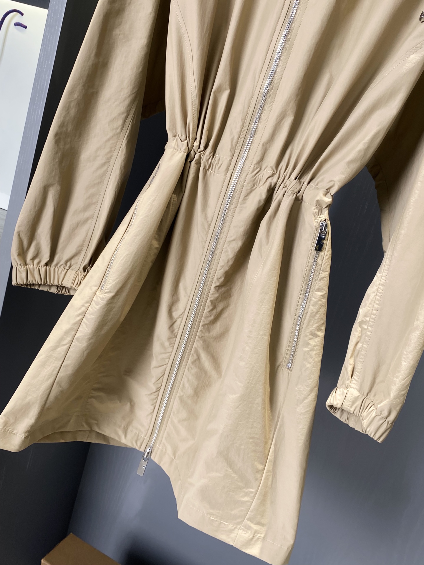 Burberry Lightweight Windproof Coat: Stylish, Functional, and Comfortable for All Seasons - 图片 4