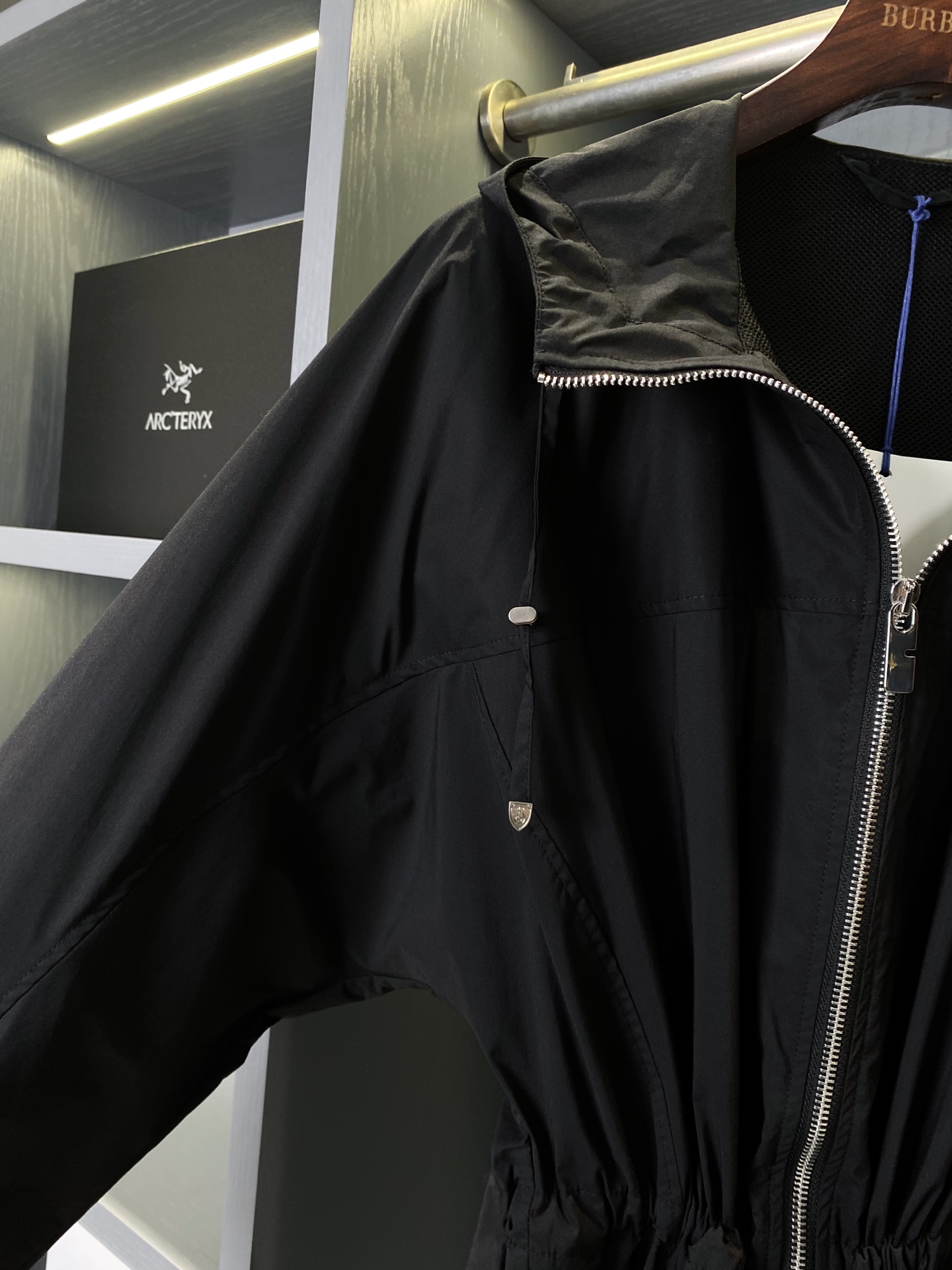 Burberry Nylon Windproof Coat: Stylish, Lightweight, Waterproof, Perfect for Autumn and Winter - 图片 4