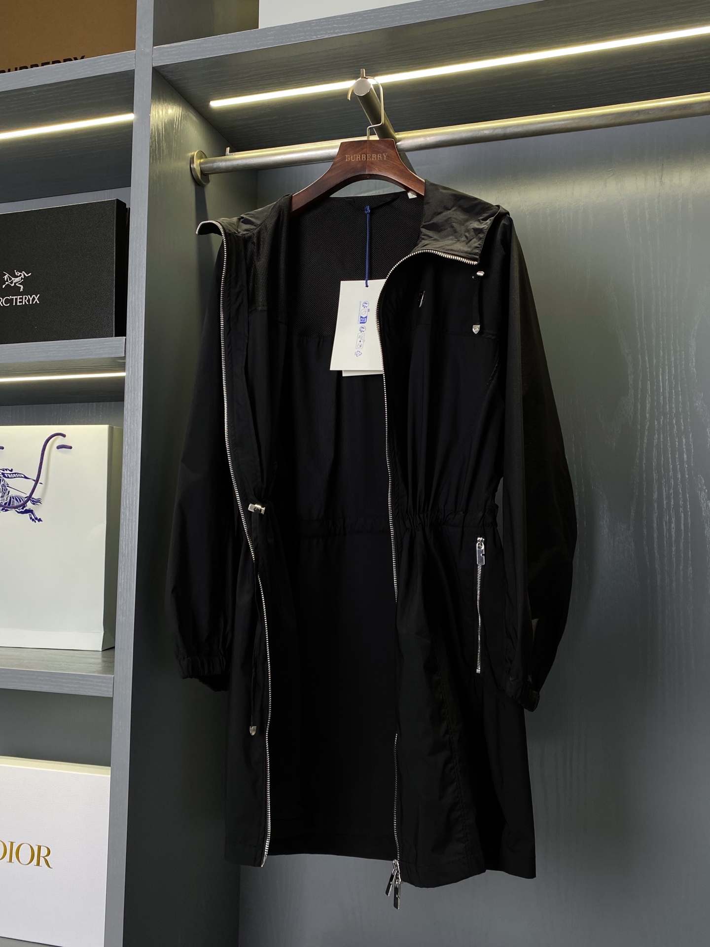 Burberry Nylon Windproof Coat: Stylish, Lightweight, Waterproof, Perfect for Autumn and Winter - 图片 5