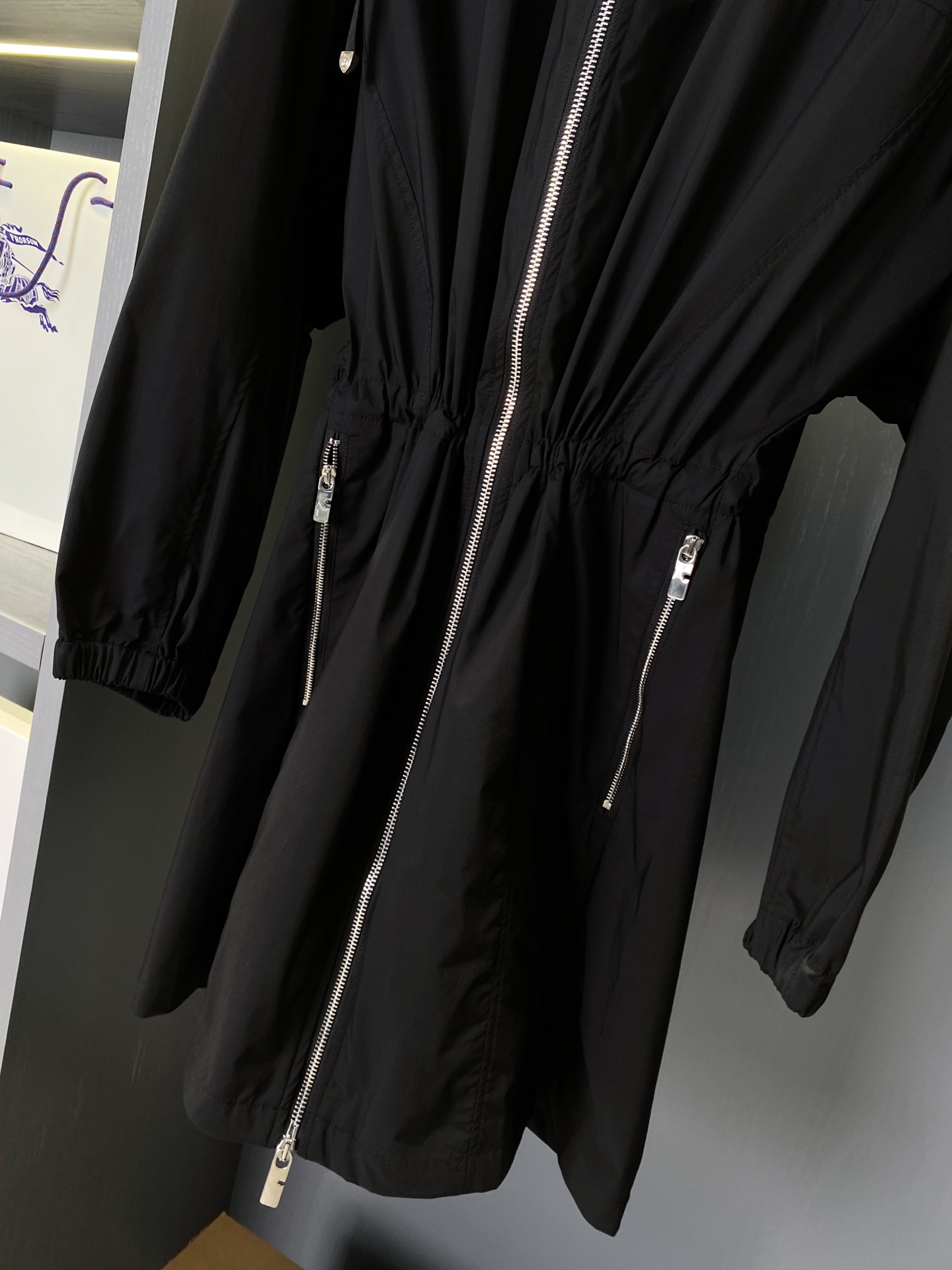 Burberry Nylon Windproof Coat: Stylish, Lightweight, Waterproof, Perfect for Autumn and Winter - 图片 3