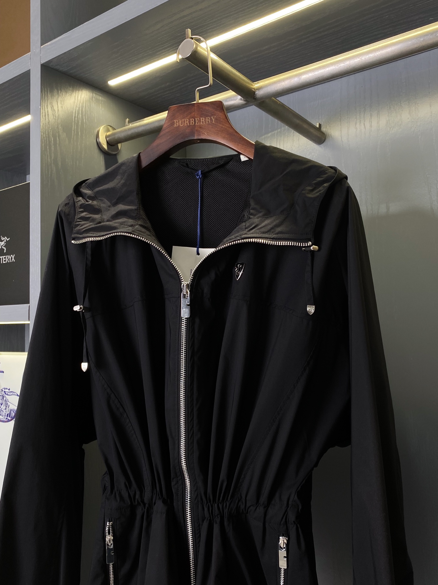Burberry Nylon Windproof Coat: Stylish, Lightweight, Waterproof, Perfect for Autumn and Winter - 图片 2