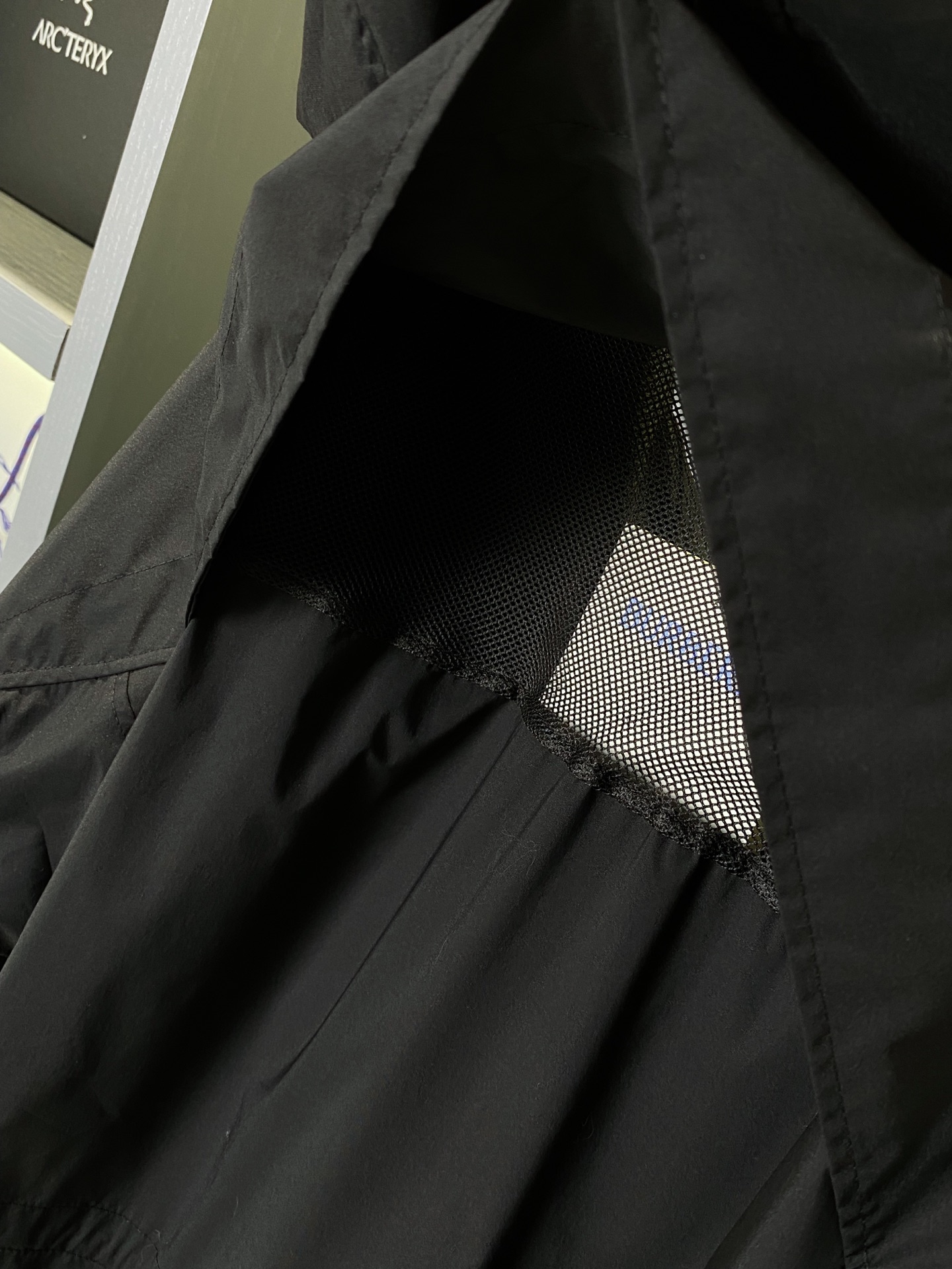 Burberry Nylon Windproof Coat: Stylish, Lightweight, Waterproof, Perfect for Autumn and Winter - 图片 9