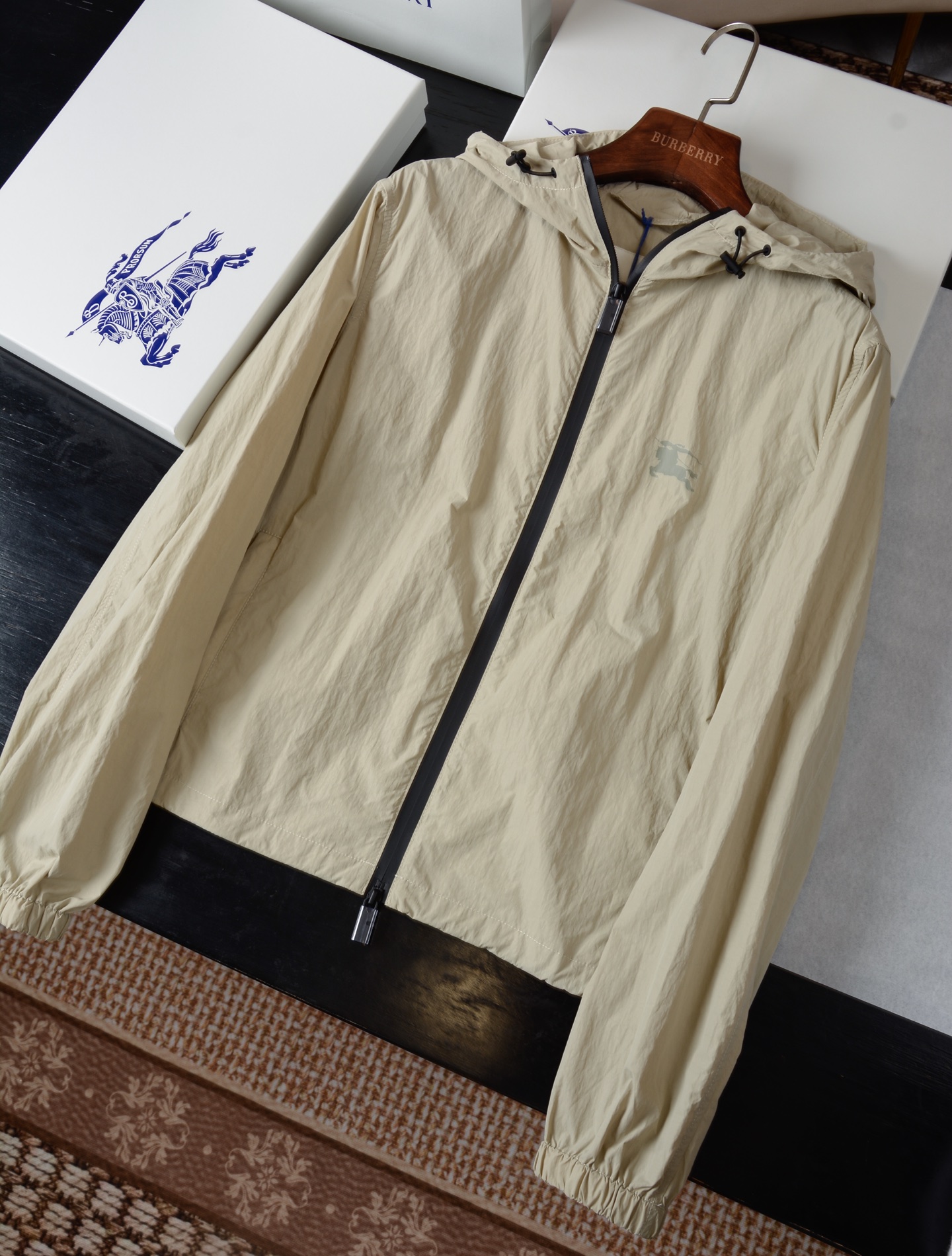 NO:782334,Product Code Equestrian Knight Badge Nylon Jacket (with full set of packaging) [BUR's top product, the best treasure of the store] [In stock, shipped in seconds] Nylon fabric wind and snow coat, sports and leisure style, high-end outdoor sports and leisure series, very hot sports trend!  Unisex style from Burberry's classic collection, interpreting wardrobe essentials with distinctive brand style. The lightweight hooded jacket is made of Italian worsted pleated nylon fabric and presents a regular fit. The back print is inspired by the brand's archive catalog from the first half of the 20th century, incorporating the Equestrian Knight logo (EKD) and intertwined with the words 'Burberry Protection', paying homage to the brand's long history of providing innovative outerwear to pioneers of adventure with the concept of protection. - Two-way zipper closure -  Drawstring hood and hem – Side zip pockets – Elastic cuffs – Unlined – EKD print on chest and back  The outer layer is made of polyamide and the inner polyamide. The fabric is also highly recommended! It is lighter and stronger than ordinary nylon jackets, and the upper body effect is very comfortable. The upper body has a brand-name feel that is far inferior to ordinary jackets. The whole piece is very light and comfortable, and its wrinkle resistance and wear resistance are extremely rare! It has  It has a certain waterproof performance and the loose version is more suitable for outdoor sports in autumn and winter. The matching effect is also perfect, and it perfectly meets the needs of various wearing occasions. It is extremely extraordinary, the grade and charm are extremely outstanding, and it can better highlight the brand specifications and your pursuit of fashion!  !  Exercise in autumn and winter can not only block the headwind for you, but also prevent ultraviolet rays from tanning your skin, and it is also perfectly breathable and quick-drying!  It’s also rainproof and windproof in winter so you don’t have to worry about traveling!  Every bit is very unique, waterproof, sunproof, windproof, lightweight, extreme quality, and gorgeous details!  !  The upper body naturally has that kind of generous and simple beauty, which sets off a refined and stylish high-end atmosphere. Both the recognition and personality are very good. It can be easily worn to reflect the young lady's pursuit of fashion!  !  Needless to say, it’s a good thing. If you miss it, it will be your last song. I look forward to your fans’ perfect performance!  !  The sizes are S, M, L, XL, XXL, Burberry - clothing, burberry, jackets & coats, hats,19860909商品编码 马术骑士徽章尼龙外套（配全套包装）【BUR王牌尖货,镇店之宝】【现货秒发】尼龙面料风雪大衣,运动休闲风,高端户外运动休闲系列,非常火热运动风潮！男女同款 来自Burberry 经典之作系列,以鲜明品牌风格诠释衣橱必备款式.轻盈连帽外套,选用意大利精纺褶饰尼龙面料打造,呈现常规版型.背部印花灵感来自 20 世纪上半叶的品牌典藏目录,融入马术骑士徽标（EKD）,交织环绕「Burberry Protection」字样,以防护为理念致敬品牌为探险先驱提供创新外套的悠久历史. – 双向拉链开合– 抽绳式连帽与衣摆– 侧边拉链口袋– 弹性袖口– 无内衬– 前胸和背部饰有马术骑士徽标（EKD）印花 外层聚酰胺,内村聚酰胺.面料也是很值得推荐的!比一般的尼龙外套要轻薄实些,上身效果非常舒适.上身那种大牌感是普通外套远比不上的,整件非常轻盈舒适,它的抗皱性、耐磨性更是极为少见!具有一定的防水性能,且宽松的版型比较适合秋冬外出运动,搭配方面也是完美穿搭效果,完美的符合各种穿搭场合的所需.极为非凡,档次与魅力更是极为的出色亮眼,更能够彰显品牌规格与你对于时尚的追求！！ 秋冬天运动不仅能为你阻挡逆风,还能不让紫外线晒黑皮肤、更能完美透气速干！冬天也能防雨防风让你无惧出行！每一处都是非常独特的,防水,防晒,防风,轻便,品质极端,细节华丽！！上身自然而然的具备那种大方简约之美衬托出精致有型的高档气息感 无论辨识度还是个性感都是非常的到位 轻松穿搭出小姐姐对于时尚的追求！！好物无需多言,错过便是绝唱,期待各位粉丝的完美演绎！！ 码数分别是S、M、L、XL、XXL,博柏利-服装,burberry,jackets & coats,hats,,Women's clothing