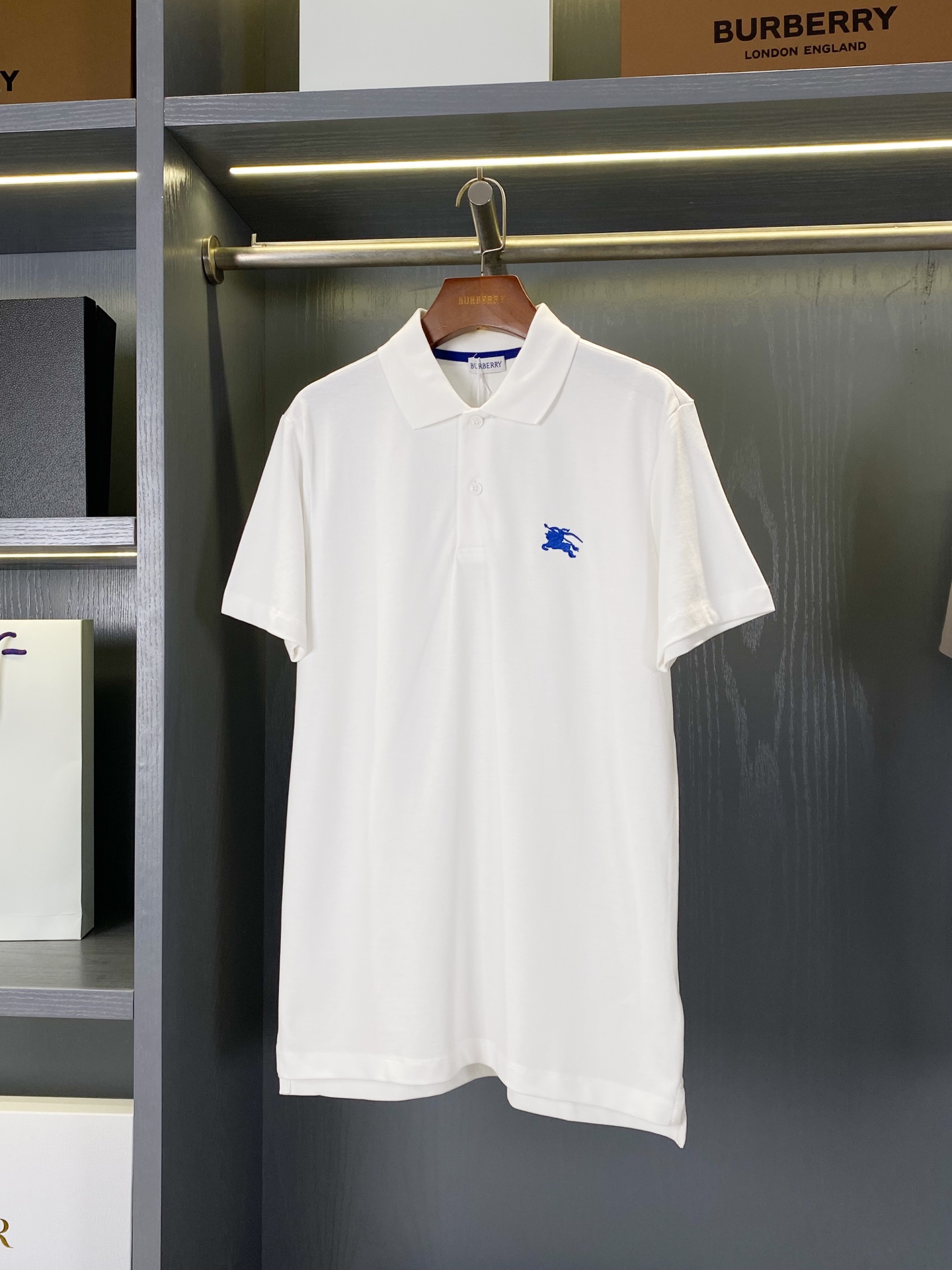 NO:891791,Product Code 100810 Little Knight War Horse Cotton Polo Shirt (-with full set of packaging) [BUR's top product, the treasure of the store] belatedly channeled good goods and good styles!  BUR's ace channel list, synchronized with major buyer stores, 2025ss new season design language, little knight war horse embroidery design pique cotton polo shirts, couple style polo shirts. BUR's ace channel kills all versions on the market. It can only be said that it is not a level existence at all. Whether it is material, detail restoration and craftsmanship, it is not afraid of any challenges, just to provide everyone with wonderful products Polo  Shirt, made of cotton pique mesh fabric and crafted in an Italian workshop. Decorated with EKD embroidery for a slim fit. From Burberry's classic collection, a wardrobe essential with distinctive brand style. – Button placket – EKD embroidery on the chest – Slim fit for a close fit. Standard size, please choose your normal size. New season language design  The highly recognizable overall design gives people a simple, high-standard and basic look, and the overall design is made of a loose version, which is more fashionable and high-street casual!  !  The fabric is made of light and thin pique mesh cotton fabric imported from the original factory. The fabric is very rare. The color fastness, deformation, purity, and various data of the fabric are completely different from ours. Good fabrics give us an intuitive feeling of high-end, comfortable, soft, delicate and sinewy. Even if you don’t understand fabrics, the touch can give you a new feeling. If you come across such a beautiful model, grab it as soon as possible. Exclusive spot, exclusive resource gift, super recommended!  Needless to say, it’s a good thing. It would be a pity to miss it. I look forward to your fans’ perfect performance!  !  The sizes are S, M, L, XL, XXL, Burberry - clothing, burberry,19860909商品编码100810 小骑士战马棉质 Polo 衫（-配全套包装）【BUR王牌尖货,镇店之宝】迟来的渠道好货好款！BUR王牌渠道单,同步各大买手店 2025ss全新一季设计语言 小骑士战马刺绣设计珠地棉polo衫,情侣款polo衫. BUR王牌渠道 秒杀市面上一切版本 只能说根本就不是一个级别的存在 不管是材质还是细节还原度以及工艺制作方面不惧任何挑战,只为给大家奉献绝妙产物 Polo 衫,选用棉质珠地网眼布面料打造,于意大利工坊精制而成.饰有马术骑士徽标（EKD）刺绣,呈现修身版型.来自 Burberry 经典之作系列,以鲜明品牌风格诠释衣橱必备款式.– 纽扣开襟– 前胸饰有马术骑士徽标（EKD）刺绣– 修身版型,呈现贴身剪裁.尺码标准,请选择平时正常尺码. 新一季的语言设计 极具辨识度整体给人一种简约高规又基础 并且整体更是采用宽松版型打造 时尚跟高街休闲风格更强！！ 面料采用了进口原厂原料轻薄的珠地网眼布棉质面料,面料非常稀罕,外面的货, 面料色牢度,变型度,纯正度,各种数据和我们完全不在一个层次上,好面料带给我们直观感受就是高级,舒适,柔软细腻有筋骨,即使你不懂面料,触感也能给与你全新的感受. 能遇到这样美好的款就抓紧收了吧,独家现货,独家资源馈赠,超级推荐！好物无需多言,错过便是遗憾,期待各位粉丝的完美演绎！！ 码数分别有S、M、L、XL、XXL,博柏利-服装,burberry,,Women's clothing