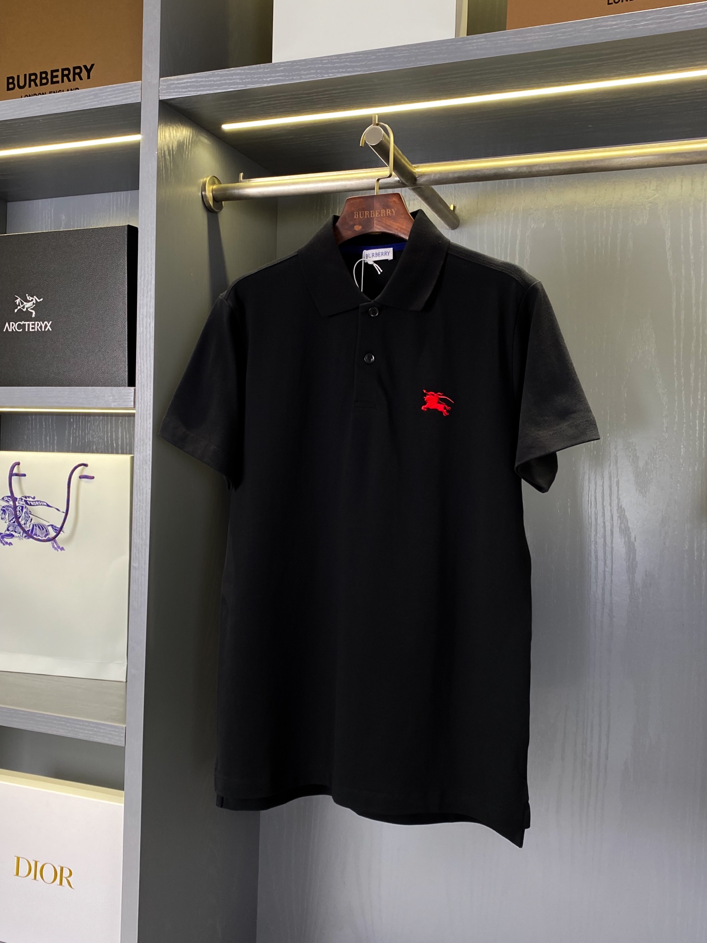 NO:891796,Product Code: Little Knight War Horse Cotton Polo Shirt (with full set of packaging) [BUR's top product, the treasure of the store] belatedly channeled good goods and good styles!  BUR's ace channel list, synchronized with major buyer stores, 2025ss new season design language, little knight war horse embroidery design pique cotton polo shirts, couple style polo shirts. BUR's ace channel kills all versions on the market. It can only be said that it is not a level existence at all. Whether it is material, detail restoration and craftsmanship, it is not afraid of any challenges, just to provide everyone with wonderful products Polo  Shirt, made of cotton pique mesh fabric and crafted in an Italian workshop. Decorated with EKD embroidery for a slim fit. From Burberry's classic collection, a wardrobe essential with distinctive brand style. – Button placket – EKD embroidery on the chest – Slim fit for a close fit. Standard size, please choose your normal size. New season language design  The highly recognizable overall design gives people a simple, high-standard and basic look, and the overall design is made of a loose version, which is more fashionable and high-street casual!  !  The fabric is made of light and thin pique mesh cotton fabric imported from the original factory. The fabric is very rare. The color fastness, deformation, purity, and various data of the fabric are completely different from ours. Good fabrics give us an intuitive feeling of high-end, comfortable, soft, delicate and sinewy. Even if you don’t understand fabrics, the touch can give you a new feeling. If you come across such a beautiful model, grab it as soon as possible. Exclusive spot, exclusive resource gift, super recommended!  Needless to say, it’s a good thing. It would be a pity to miss it. I look forward to your fans’ perfect performance!  !  The sizes are S, M, L, XL, XXL, Burberry - clothing, burberry,19860909商品编码 小骑士战马棉质 Polo 衫（配全套包装）【BUR王牌尖货,镇店之宝】迟来的渠道好货好款！BUR王牌渠道单,同步各大买手店 2025ss全新一季设计语言 小骑士战马刺绣设计珠地棉polo衫,情侣款polo衫. BUR王牌渠道 秒杀市面上一切版本 只能说根本就不是一个级别的存在 不管是材质还是细节还原度以及工艺制作方面不惧任何挑战,只为给大家奉献绝妙产物 Polo 衫,选用棉质珠地网眼布面料打造,于意大利工坊精制而成.饰有马术骑士徽标（EKD）刺绣,呈现修身版型.来自 Burberry 经典之作系列,以鲜明品牌风格诠释衣橱必备款式.– 纽扣开襟– 前胸饰有马术骑士徽标（EKD）刺绣– 修身版型,呈现贴身剪裁.尺码标准,请选择平时正常尺码. 新一季的语言设计 极具辨识度整体给人一种简约高规又基础 并且整体更是采用宽松版型打造 时尚跟高街休闲风格更强！！ 面料采用了进口原厂原料轻薄的珠地网眼布棉质面料,面料非常稀罕,外面的货, 面料色牢度,变型度,纯正度,各种数据和我们完全不在一个层次上,好面料带给我们直观感受就是高级,舒适,柔软细腻有筋骨,即使你不懂面料,触感也能给与你全新的感受. 能遇到这样美好的款就抓紧收了吧,独家现货,独家资源馈赠,超级推荐！好物无需多言,错过便是遗憾,期待各位粉丝的完美演绎！！ 码数分别有S、M、L、XL、XXL,博柏利-服装,burberry,,Women's clothing