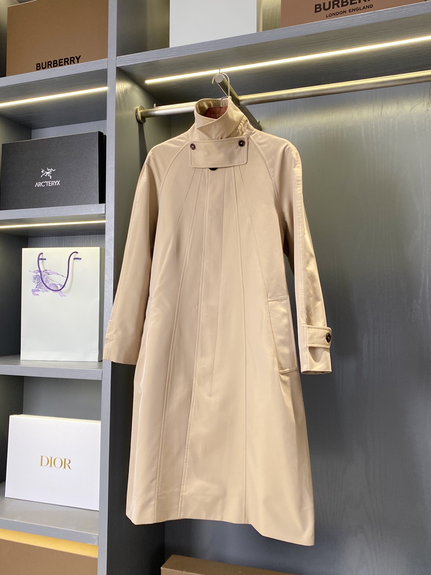 Burberry P1058: Iconic Cotton Trench Coat Redefined for Urban Life - 图片 6