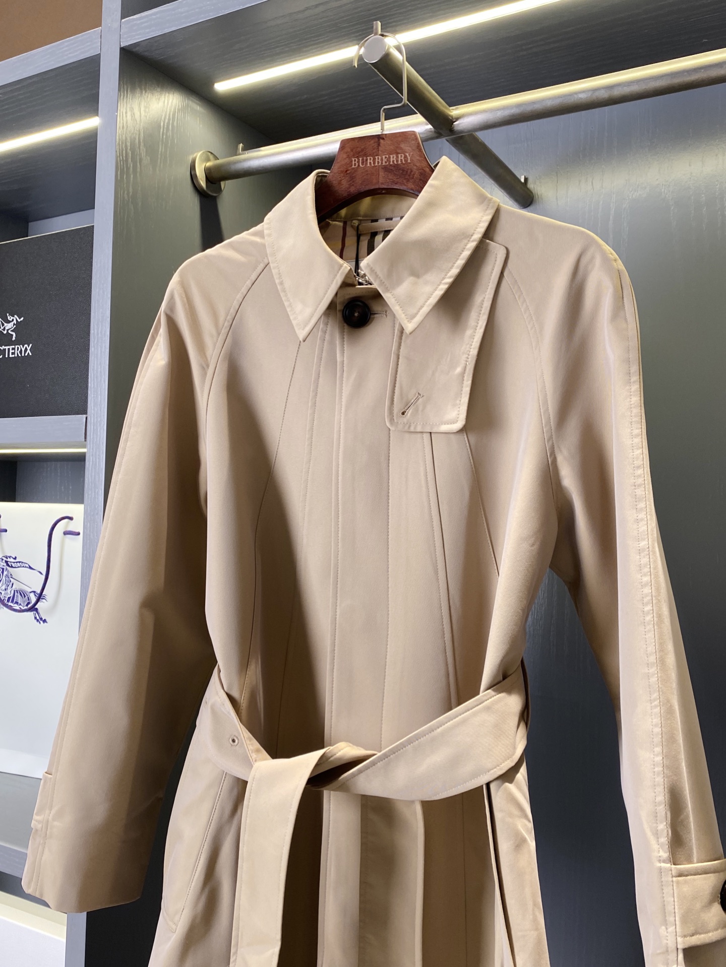 Burberry P1058: Iconic Cotton Trench Coat Redefined for Urban Life - 图片 3