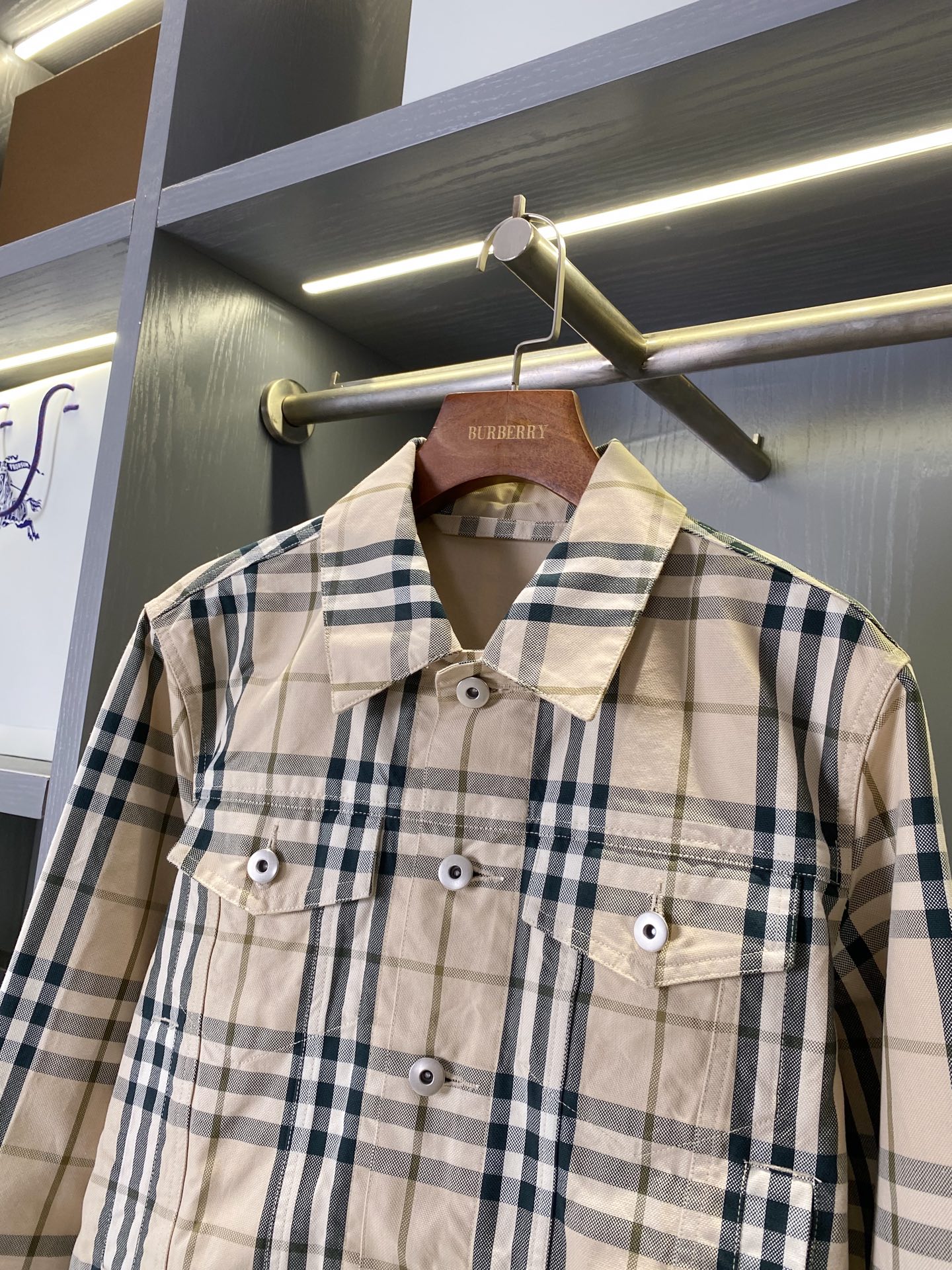 Burberry Cotton Jacket: Modern Elegance with English Heritage in Every Stitch - 图片 4
