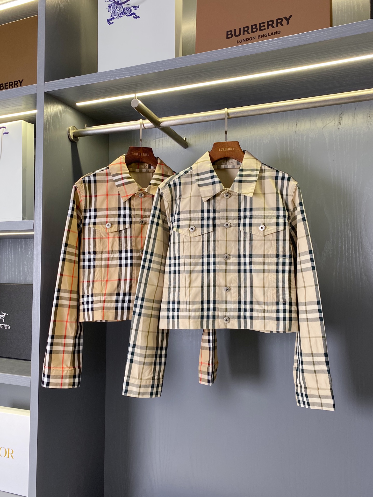 Burberry Cotton Jacket: Modern Elegance with English Heritage in Every Stitch - 图片 1