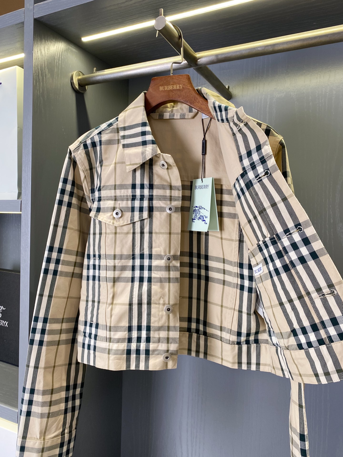 Burberry Cotton Jacket: Modern Elegance with English Heritage in Every Stitch - 图片 7