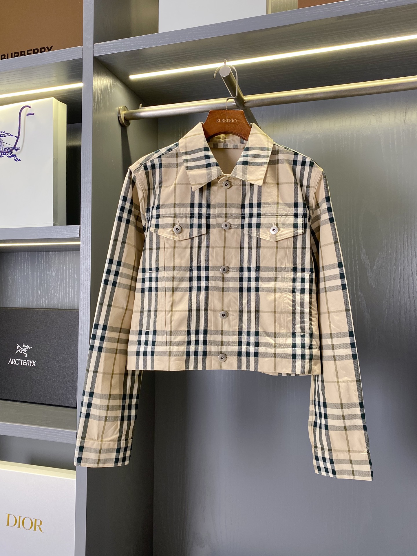 Burberry Cotton Jacket: Modern Elegance with English Heritage in Every Stitch - 图片 3