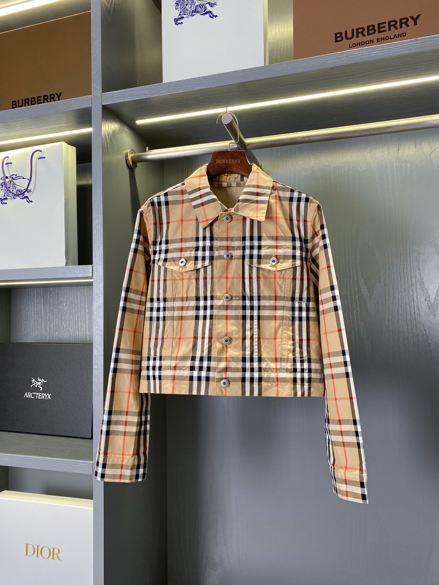 Burberry Cotton Jacket: Modern Elegance with Timeless Heritage - 图片 1