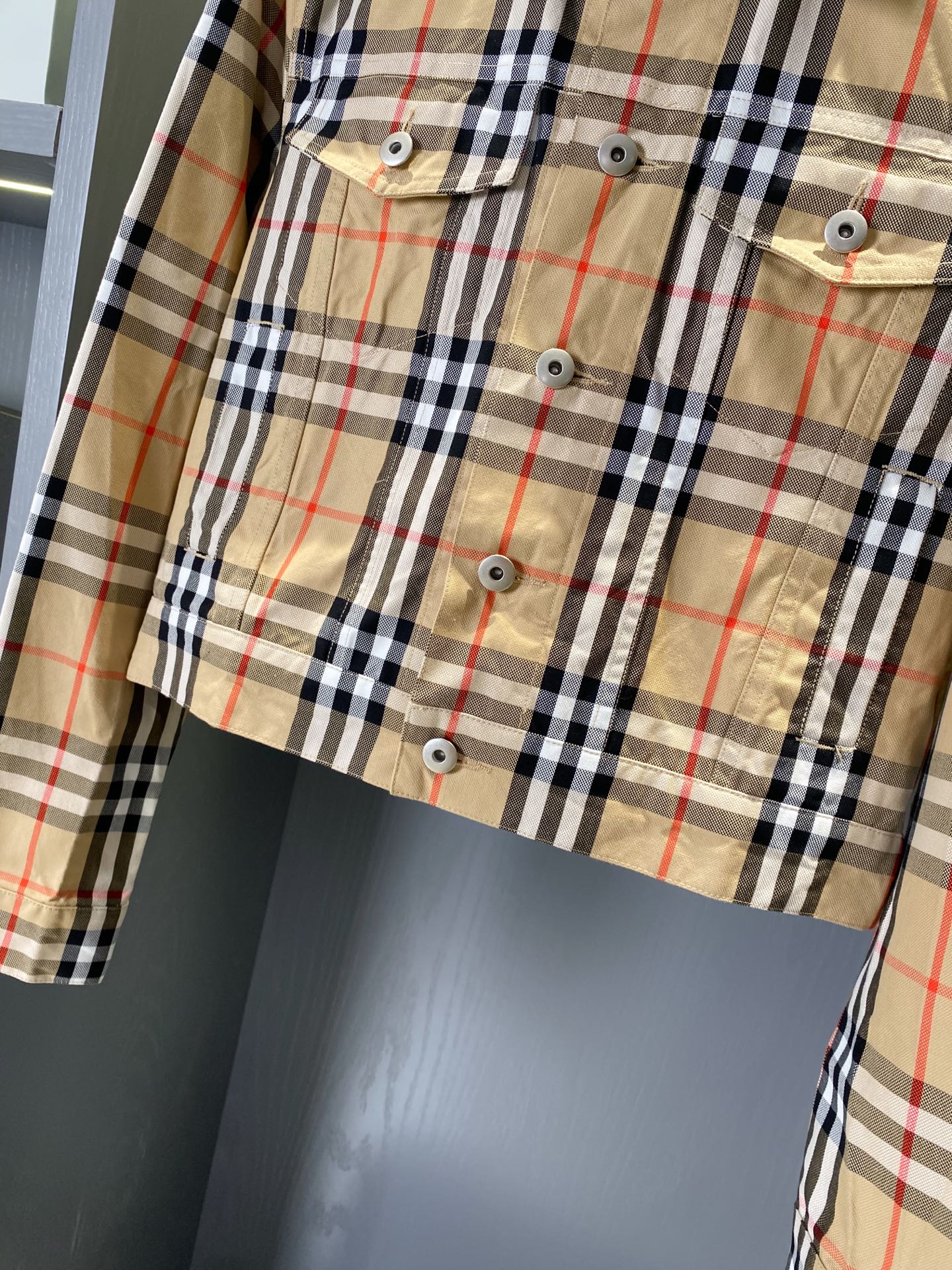 Burberry Cotton Jacket: Modern Elegance with Timeless Heritage - 图片 3