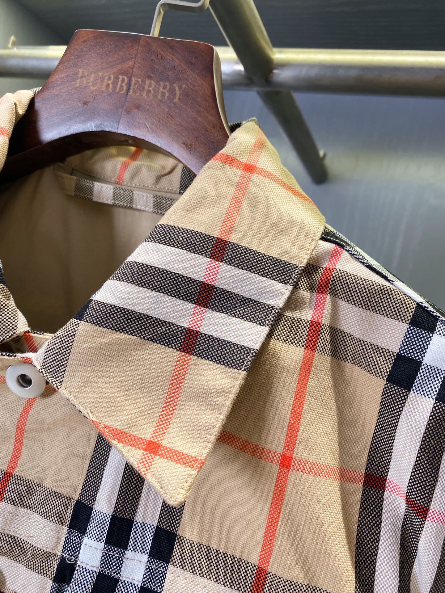 Burberry Cotton Jacket: Modern Elegance with Timeless Heritage - 图片 5
