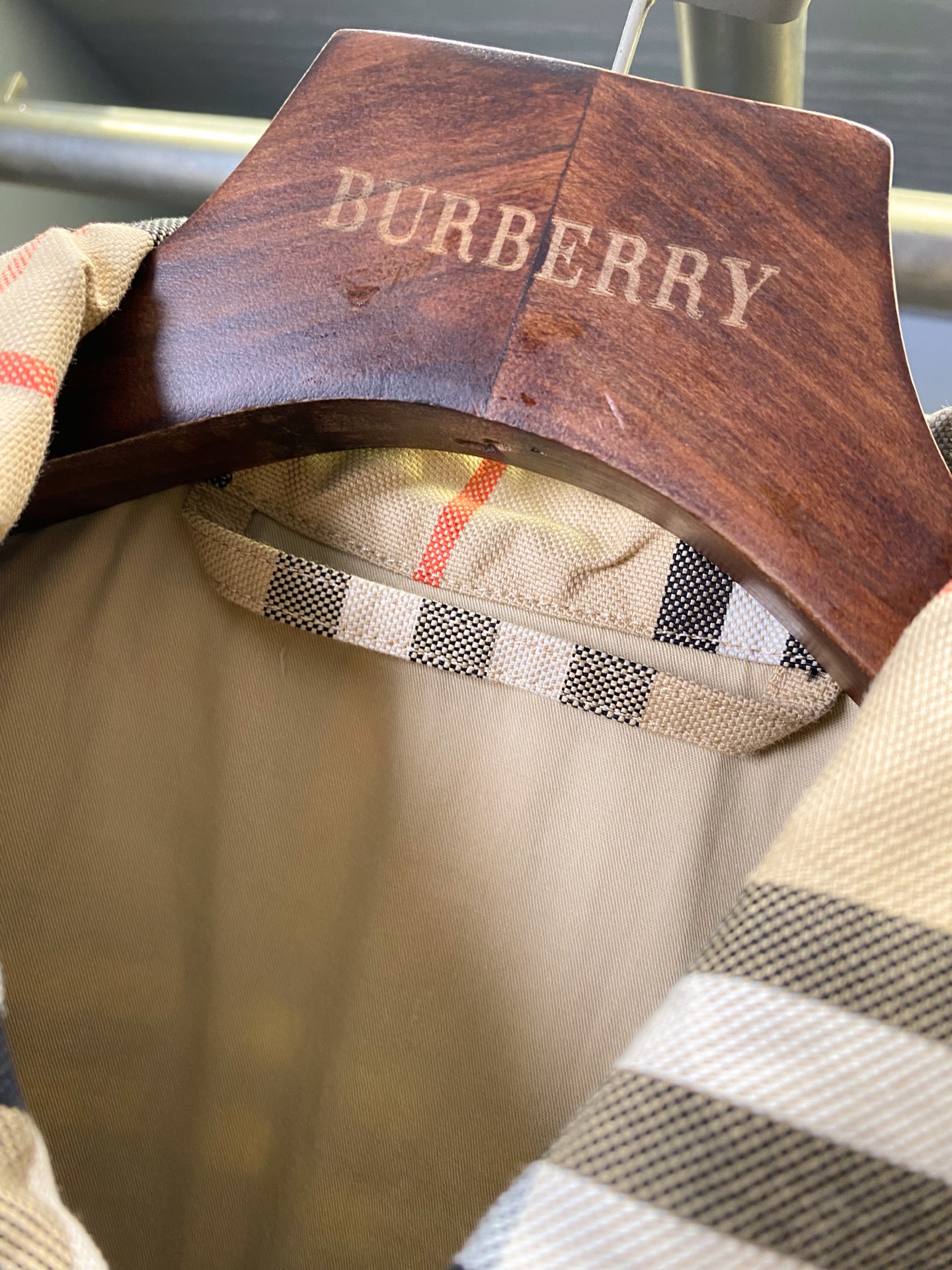 Burberry Cotton Jacket: Modern Elegance with Timeless Heritage - 图片 6