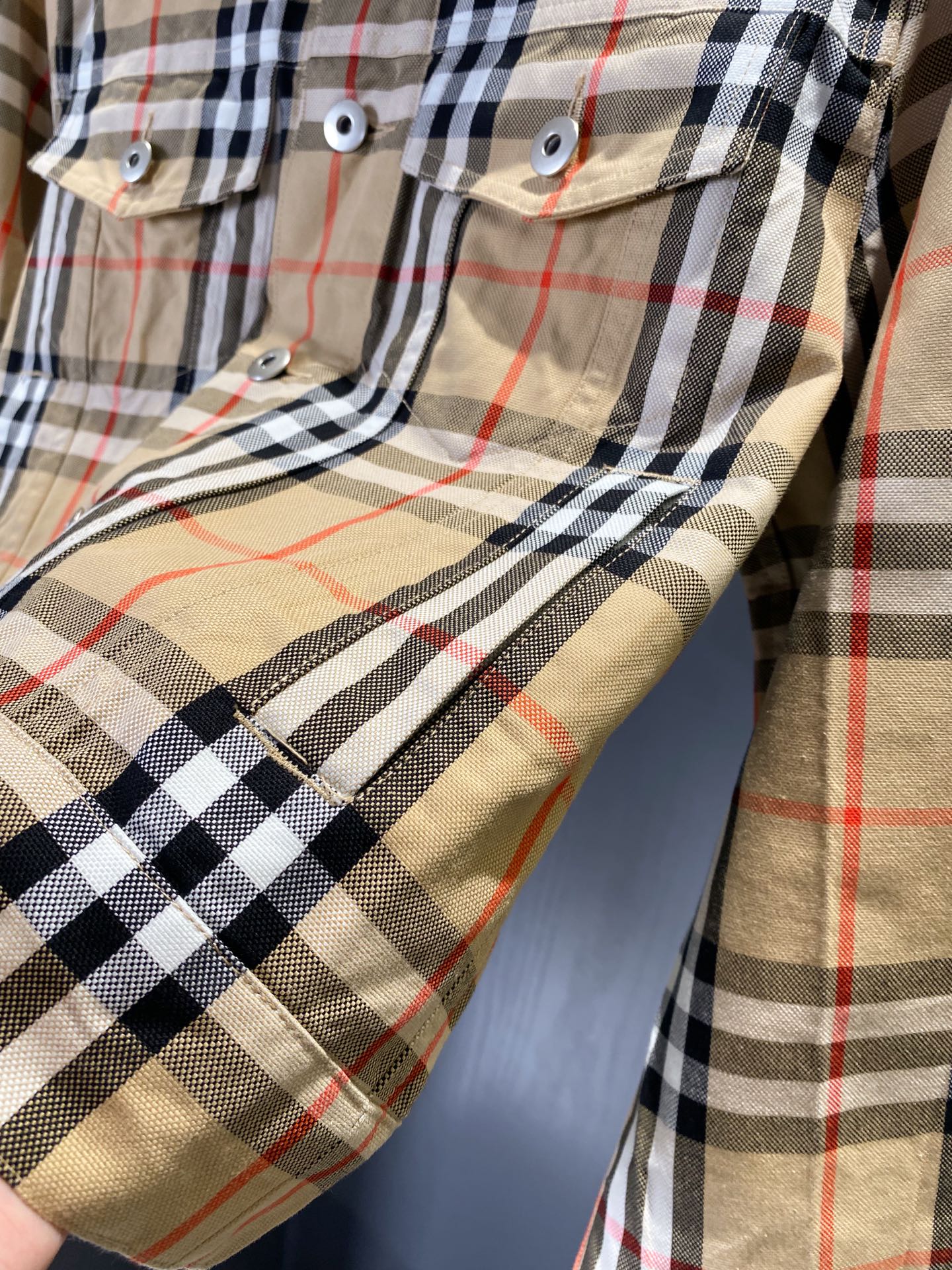 Burberry Cotton Jacket: Modern Elegance with Timeless Heritage - 图片 8