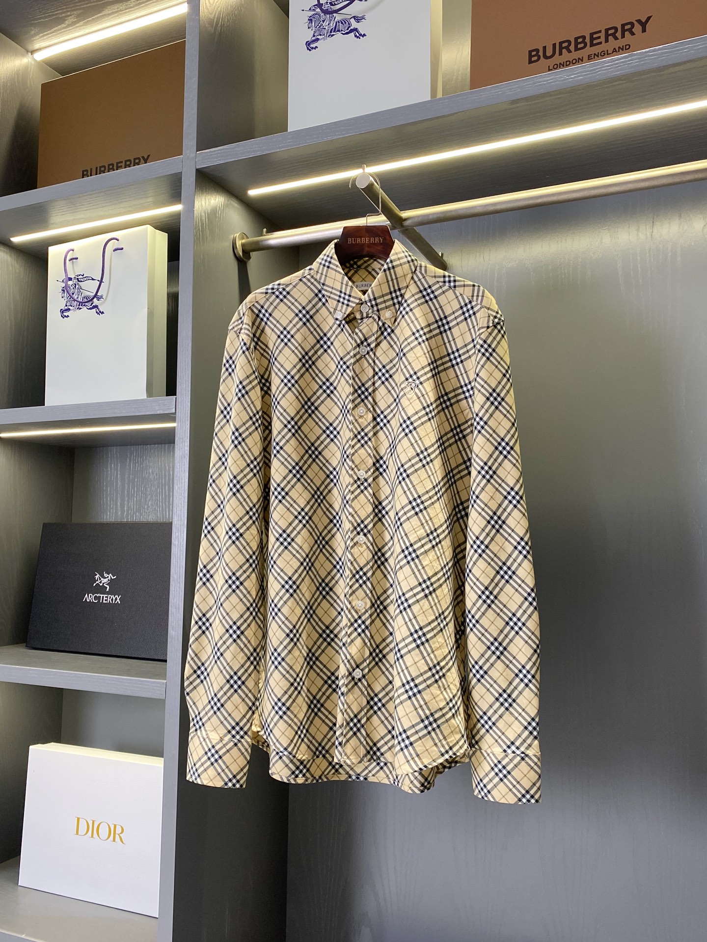 NO:782307,Product code 10055120802 New color shield embroidered plaid cotton shirt (-with full set of packaging) BUR's flagship channel, simultaneously on sale on the official website, priced at 6,000 at the counter!  New plaid shirt, heavy plaid symmetry!  Super popular style, old fans hurry up and grab it!  Men’s fashionable evergreen Vintage plaid cotton shirt is available soon!  BUR fans close their eyes and enter ~ Recently many fans have been looking for men’s shirts, and today we finally bring you new men’s shirts!  The shirt is made of Italian worsted washed cotton twill fabric, decorated with Burberry check pattern. It presents a regular fit, and the light design is embellished with the brand's B-shaped shield embroidery, inspired by the equestrian knight logo (EKD). – Button closure – Peak button collar – Single-button cuffs – Curved hem – Decorated with B-shaped shield embroidery on the chest – Regular fit, standard size, with shell buttons of the same color in each color series!  The BBR retro plaid long-sleeved shirt has always been an eternal classic in the eyes of everyone. It is famous for its simple and delicate design and high-quality details. Although the styles look roughly the same, there are actually some small changes in the details of the new model. This classic, versatile and long-sleeved long-sleeved shirt is suitable for current wear, and of course it is also a good product that spans four seasons!  The customer-supplied fabric is made of cotton, with natural shells to make the clothes more textured. Vintage plaid cotton fabric, B's exclusive patented fabric, has excellent breathable, moisture-absorbing and sweat-wicking properties. The upper body is extremely comfortable to wear close to the body, and you can really feel B's patented texture! The classic cut design will keep the pattern to the end!  The classic khaki plaid design highlights the class of the shirt. Needless to say, the overall routing is exquisite and exquisite. Every part perfectly conforms to the lines of the human body. The ready stock has been warehoused, and we look forward to your wonderful matching!  There are five sizes: UK4, 6, 8, 10, and 12. Please go to the size chart to view the size data!  ,Burberry-clothing,burberry,shirts,19860909商品编码10055120802 新配色盾牌刺绣格纹棉质衬衫（-配全套包装）BUR王牌渠道,同步官网发售,柜台六千售价！新款格纹衬衫,重工格纹对称！超火爆款式,老粉赶紧抢！ 时尚界的男士常青款Vintage格纹棉质衬衫马上到！BUR粉闭眼入～最近很多粉丝都想要的找男款衬衫,今天终于为各位粉丝带来了新款男士衬衫！ 衬衫,选用意大利精纺水洗棉质斜纹面料打造,装饰 Burberry 格纹图案.呈现常规版型,轻盈设计点缀品牌 B 字型盾牌刺绣,灵感源自马术骑士徽标（EKD）.– 纽扣开合– 领尖扣衣领– 单扣式袖口– 弧形衣摆– 前胸饰有 B 字型盾牌刺绣– 常规版型,尺码标准,搭配上每个色系同色的贝壳扣！让整件衣服浑然一体,BBR复古格纹长袖衬衫一直以来在所有人的眼里都是永恒的经典,简洁细腻的设计和高质细节而闻名 ,虽然款式看上去都大致一样,但其实新款在细节上还是有一些小变化.这款属于经典百搭耐看的类型长袖正适合当下穿着,当然也是横跨四季的佳品! 客供面料采用棉,配上天然贝壳让衣服更具质感.Vintage格纹棉质面料,B独家的专利面料极佳的透气吸湿排汗性能,上身贴身穿着极致的舒适感,真切感受到B的专利质感!经典的版型裁剪设计,将对格进行到底！经典卡其格纹设计 彰显衬衫的段位,整体走线更是不必多说,精湛细腻 每一处都完美符合人体线条. 现货均已入仓,期待你们的精彩搭配！ 码数有五个分别是uk4,6,8,10,12.尺码数据请移步尺码表查看！,博柏利-服装,burberry,shirts,,Women's clothing