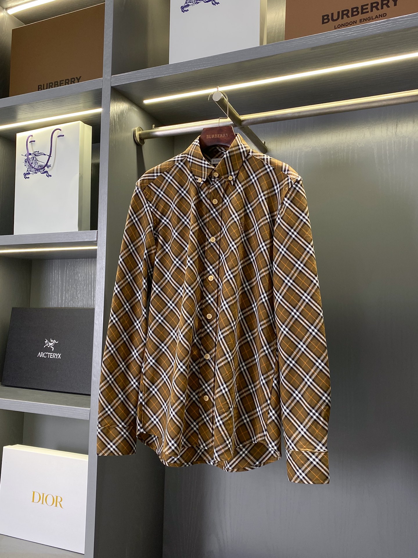 NO:782312,New color shield embroidered plaid cotton shirt (-with full set of packaging), BUR's flagship channel, simultaneously sold on the official website, priced at 6,000 over the counter!  New plaid shirt, heavy plaid symmetry!  Super popular style, old fans hurry up and grab it!  Men’s fashionable evergreen Vintage plaid cotton shirt is available soon!  BUR fans close their eyes and enter ~ Recently many fans have been looking for men’s shirts, and today we finally bring you new men’s shirts!  The shirt is made of Italian worsted washed cotton twill fabric, decorated with Burberry check pattern. It presents a regular fit, and the light design is embellished with the brand's B-shaped shield embroidery, inspired by the equestrian knight logo (EKD). – Button closure – Peak button collar – Single-button cuffs – Curved hem – Decorated with B-shaped shield embroidery on the chest – Regular fit, standard size, with shell buttons of the same color in each color series!  The BBR retro plaid long-sleeved shirt has always been an eternal classic in the eyes of everyone. It is famous for its simple and delicate design and high-quality details. Although the styles look roughly the same, there are actually some small changes in the details of the new model. This classic, versatile and long-sleeved long-sleeved shirt is suitable for current wear, and of course it is also a good product that spans four seasons!  The customer-supplied fabric is made of cotton, with natural shells to make the clothes more textured. Vintage plaid cotton fabric, B's exclusive patented fabric, has excellent breathable, moisture-absorbing and sweat-wicking properties. The upper body is extremely comfortable to wear close to the body, and you can really feel B's patented texture! The classic cut design will keep the pattern to the end!  The classic khaki plaid design highlights the class of the shirt. Needless to say, the overall routing is exquisite and exquisite. Every part perfectly conforms to the lines of the human body. The ready stock has been warehoused, and we look forward to your wonderful matching!  There are five sizes: UK4, 6, 8, 10, and 12. Please go to the size chart to view the size data!  ,Burberry-clothing,burberry,shirts,19860909新配色盾牌刺绣格纹棉质衬衫（-配全套包装）BUR王牌渠道,同步官网发售,柜台六千售价！新款格纹衬衫,重工格纹对称！超火爆款式,老粉赶紧抢！ 时尚界的男士常青款Vintage格纹棉质衬衫马上到！BUR粉闭眼入～最近很多粉丝都想要的找男款衬衫,今天终于为各位粉丝带来了新款男士衬衫！ 衬衫,选用意大利精纺水洗棉质斜纹面料打造,装饰 Burberry 格纹图案.呈现常规版型,轻盈设计点缀品牌 B 字型盾牌刺绣,灵感源自马术骑士徽标（EKD）.– 纽扣开合– 领尖扣衣领– 单扣式袖口– 弧形衣摆– 前胸饰有 B 字型盾牌刺绣– 常规版型,尺码标准,搭配上每个色系同色的贝壳扣！让整件衣服浑然一体,BBR复古格纹长袖衬衫一直以来在所有人的眼里都是永恒的经典,简洁细腻的设计和高质细节而闻名 ,虽然款式看上去都大致一样,但其实新款在细节上还是有一些小变化.这款属于经典百搭耐看的类型长袖正适合当下穿着,当然也是横跨四季的佳品! 客供面料采用棉,配上天然贝壳让衣服更具质感.Vintage格纹棉质面料,B独家的专利面料极佳的透气吸湿排汗性能,上身贴身穿着极致的舒适感,真切感受到B的专利质感!经典的版型裁剪设计,将对格进行到底！经典卡其格纹设计 彰显衬衫的段位,整体走线更是不必多说,精湛细腻 每一处都完美符合人体线条. 现货均已入仓,期待你们的精彩搭配！ 码数有五个分别是uk4,6,8,10,12.尺码数据请移步尺码表查看！,博柏利-服装,burberry,shirts,,Women's clothing