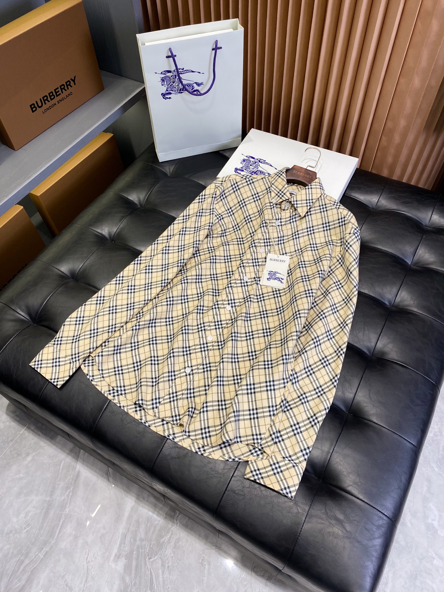 NO:782316,Product code 10055120802 New color shield embroidered plaid cotton shirt (-with full set of packaging) BUR's flagship channel, simultaneously on sale on the official website, priced at 6,000 at the counter!  New plaid shirt, heavy plaid symmetry!  Super popular style, old fans hurry up and grab it!  Men’s fashionable evergreen Vintage plaid cotton shirt is available soon!  BUR fans close their eyes and enter ~ Recently many fans have been looking for men’s shirts, and today we finally bring you new men’s shirts!  The shirt is made of Italian worsted washed cotton twill fabric, decorated with Burberry check pattern. It presents a regular fit, and the light design is embellished with the brand's B-shaped shield embroidery, inspired by the equestrian knight logo (EKD). – Button closure – Peak button collar – Single-button cuffs – Curved hem – Decorated with B-shaped shield embroidery on the chest – Regular fit, standard size, with shell buttons of the same color in each color series!  The BBR retro plaid long-sleeved shirt has always been an eternal classic in the eyes of everyone. It is famous for its simple and delicate design and high-quality details. Although the styles look roughly the same, there are actually some small changes in the details of the new model. This classic, versatile and long-sleeved long-sleeved shirt is suitable for current wear, and of course it is also a good product that spans four seasons!  The customer-supplied fabric is made of cotton, with natural shells to make the clothes more textured. Vintage plaid cotton fabric, B's exclusive patented fabric, has excellent breathable, moisture-absorbing and sweat-wicking properties. The upper body is extremely comfortable to wear close to the body, and you can really feel B's patented texture! The classic cut design will keep the pattern to the end!  The classic khaki plaid design highlights the class of the shirt. Needless to say, the overall routing is exquisite and exquisite. Every part perfectly conforms to the lines of the human body. The ready stock has been warehoused, and we look forward to your wonderful matching!  There are five sizes: UK4, 6, 8, 10, and 12. Please go to the size chart to view the size data!  ,Burberry-clothing,burberry,shirts,19860909商品编码10055120802 新配色盾牌刺绣格纹棉质衬衫（-配全套包装）BUR王牌渠道,同步官网发售,柜台六千售价！新款格纹衬衫,重工格纹对称！超火爆款式,老粉赶紧抢！ 时尚界的男士常青款Vintage格纹棉质衬衫马上到！BUR粉闭眼入～最近很多粉丝都想要的找男款衬衫,今天终于为各位粉丝带来了新款男士衬衫！ 衬衫,选用意大利精纺水洗棉质斜纹面料打造,装饰 Burberry 格纹图案.呈现常规版型,轻盈设计点缀品牌 B 字型盾牌刺绣,灵感源自马术骑士徽标（EKD）.– 纽扣开合– 领尖扣衣领– 单扣式袖口– 弧形衣摆– 前胸饰有 B 字型盾牌刺绣– 常规版型,尺码标准,搭配上每个色系同色的贝壳扣！让整件衣服浑然一体,BBR复古格纹长袖衬衫一直以来在所有人的眼里都是永恒的经典,简洁细腻的设计和高质细节而闻名 ,虽然款式看上去都大致一样,但其实新款在细节上还是有一些小变化.这款属于经典百搭耐看的类型长袖正适合当下穿着,当然也是横跨四季的佳品! 客供面料采用棉,配上天然贝壳让衣服更具质感.Vintage格纹棉质面料,B独家的专利面料极佳的透气吸湿排汗性能,上身贴身穿着极致的舒适感,真切感受到B的专利质感!经典的版型裁剪设计,将对格进行到底！经典卡其格纹设计 彰显衬衫的段位,整体走线更是不必多说,精湛细腻 每一处都完美符合人体线条. 现货均已入仓,期待你们的精彩搭配！ 码数有五个分别是uk4,6,8,10,12.尺码数据请移步尺码表查看！,博柏利-服装,burberry,shirts,,Women's clothing