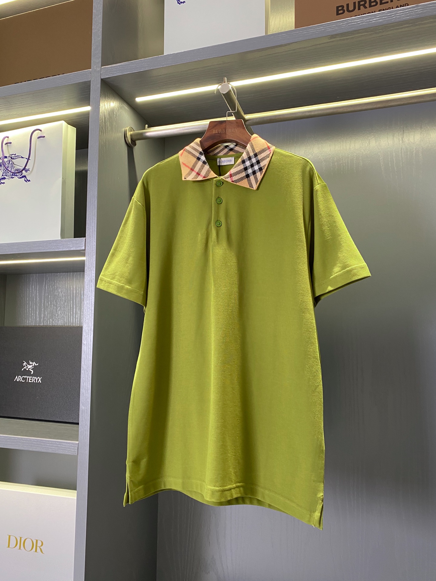 NO:891865,Product code 0002105 Small plaid collar cotton polo shirt (with full set of packaging) [BUR's top product, the treasure of the store] 2025 Men's Polo shirt comes with a textbook-level texture, which can be used from the financial street to the golf course. Slav's British hormones. It is recommended to save it and send it to your boyfriend as a dressing guide!  Women can also have a very boyfriend-like upper body!  BUR's ace channel kills all versions on the market. It can only be said that it is not of the same level at all. It is not afraid of any challenges in terms of material, detail restoration and craftsmanship, just to provide you with a wonderful product. The Polo shirt is made of cotton pique mesh fabric and spun in Italy. The collar is integrated with knitted Burberry plaid design, showing a slim fit. - Button closure - Slim fit, showing a close-fitting cut. The size is standard, please choose your normal size.  The language design of the new season is highly recognizable. The overall design gives people a simple, high-standard and basic feeling, and the overall design is made of loose version, which is more fashionable and high-street casual style!  !  The fabric is made of light and thin pique mesh cotton fabric imported from the original factory. The fabric is very rare. The color fastness, deformation, purity, and various data of the fabric are completely different from ours. Good fabrics give us an intuitive feeling of high-end, comfortable, soft, delicate and sinewy. Even if you don’t understand fabrics, the touch can give you a new feeling. If you come across such a beautiful model, grab it as soon as possible. Exclusive spot, exclusive resource gift, super recommended!  Needless to say, it’s a good thing. It would be a pity to miss it. I look forward to your fans’ perfect performance!  !  The sizes are S, M, L, XL, XXL, Burberry - clothing, burberry,19860909商品编码0002105 小格纹衣领棉质polo衫（配全套包装）【BUR王牌尖货,镇店之宝】2025 男士Polo衫带着教科书级质感登场,从金融街到高尔夫球场都能 slav的英伦荷尔蒙.建议直接收藏发给男朋友当穿搭指南！女士也可上身非常有男友力！ BUR王牌渠道 秒杀市面上一切版本 只能说根本就不是一个级别的存在 不管是材质还是细节还原度以及工艺制作方面不惧任何挑战,只为给大家奉献绝妙产物 Polo 衫,选用棉质珠地网眼布面料打造,于意大利精纺而成.衣领处融入针织 Burberry 格纹设计,呈现修身版型.– 纽扣开合– 修身版型,呈现贴身剪裁.尺码标准,请选择平时正常尺码. 新一季的语言设计 极具辨识度整体给人一种简约高规又基础 并且整体更是采用宽松版型打造 时尚跟高街休闲风格更强！！ 面料采用了进口原厂原料轻薄的珠地网眼布棉质面料,面料非常稀罕,外面的货, 面料色牢度,变型度,纯正度,各种数据和我们完全不在一个层次上,好面料带给我们直观感受就是高级,舒适,柔软细腻有筋骨,即使你不懂面料,触感也能给与你全新的感受. 能遇到这样美好的款就抓紧收了吧,独家现货,独家资源馈赠,超级推荐！好物无需多言,错过便是遗憾,期待各位粉丝的完美演绎！！ 码数分别有S、M、L、XL、XXL,博柏利-服装,burberry,,Women's clothing