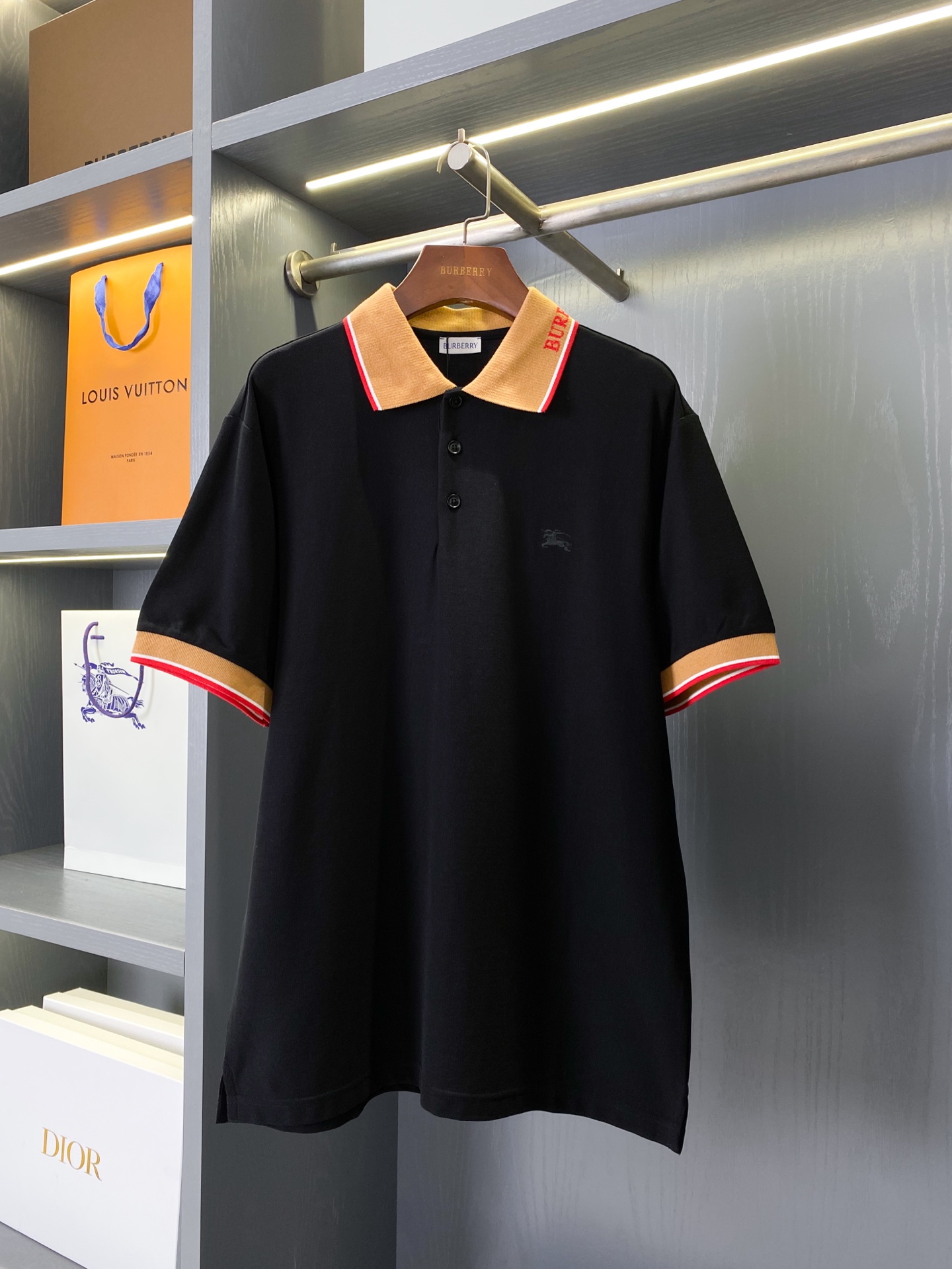NO:891849,Product code 10255080810 Logo decorated war horse embroidered pique mesh cotton Polo shirt (-with full set of packaging) [BUR's top product, the treasure of the store] belatedly channeled good goods and good styles!  BUR's trump channel list, synchronized with major buyers' stores, 2025 new season design language, collar micro-label jacquard, new language slogan design, pique cotton polo shirts, couple style polo shirts. BUR's trump channel kills all versions on the market. It can only be said that it is not on the same level. Whether it is material, detail restoration and craftsmanship, it is not afraid of any challenges, just to provide everyone with wonderful products Polo  The shirt is made of lightweight cotton pique mesh and has a slim fit. The collar and cuffs are integrated into the trim design and embellished with the EKD logo of the same color. - Button closure - Knitted Burberry letter logo on the collar - EKD embroidery on the chest - Slim fit, close-fitting, great value for money, recommended, high quality and versatile!  The language design of the new season is highly recognizable. The overall design gives people a simple, high-standard and basic feeling, and the overall design is made of loose version, which is more fashionable and high-street casual style!  !  The fabric is made of light and thin pique mesh cotton fabric imported from the original factory. The fabric is very rare. The color fastness, deformation, purity, and various data of the fabric are completely different from ours. Good fabrics give us an intuitive feeling of high-end, comfortable, soft, delicate and sinewy. Even if you don’t understand fabrics, the touch can give you a new feeling. If you come across such a beautiful model, grab it as soon as possible. Exclusive spot, exclusive resource gift, super recommended!  Needless to say, it’s a good thing. It would be a pity to miss it. I look forward to your fans’ perfect performance!  !  The sizes are S, M, L, XL, XXL, Burberry - clothing, burberry,19860909商品编码10255080810 徽标装饰战马刺绣珠地网眼布棉质 Polo 衫（-配全套包装）【BUR王牌尖货,镇店之宝】迟来的渠道好货好款！BUR王牌渠道单,同步各大买手店 2025全新一季设计语言 衣领微标提花全新语言标语设计珠地棉polo衫,情侣款polo衫. BUR王牌渠道 秒杀市面上一切版本 只能说根本就不是一个级别的存在 不管是材质还是细节还原度以及工艺制作方面 不惧任何挑战,只为给大家奉献绝妙产物 Polo 衫,选用轻盈棉质珠地网眼布打造,呈现修身版型.衣领和袖口融入镶边设计,点缀同色系马术骑士徽标（EKD）.– 纽扣开合– 衣领处点缀针织 Burberry 字母徽标– 前胸饰有马术骑士徽标（EKD）刺绣– 修身版型,呈现贴身剪裁超值性价比推荐,高品质超百搭！ 新一季的语言设计 极具辨识度整体给人一种简约高规又基础 并且整体更是采用宽松版型打造 时尚跟高街休闲风格更强！！ 面料采用了进口原厂原料轻薄的珠地网眼布棉质面料,面料非常稀罕,外面的货, 面料色牢度,变型度,纯正度,各种数据和我们完全不在一个层次上,好面料带给我们直观感受就是高级,舒适,柔软细腻有筋骨,即使你不懂面料,触感也能给与你全新的感受. 能遇到这样美好的款就抓紧收了吧,独家现货,独家资源馈赠,超级推荐！好物无需多言,错过便是遗憾,期待各位粉丝的完美演绎！！ 码数分别有S、M、L、XL、XXL,博柏利-服装,burberry,,Women's clothing