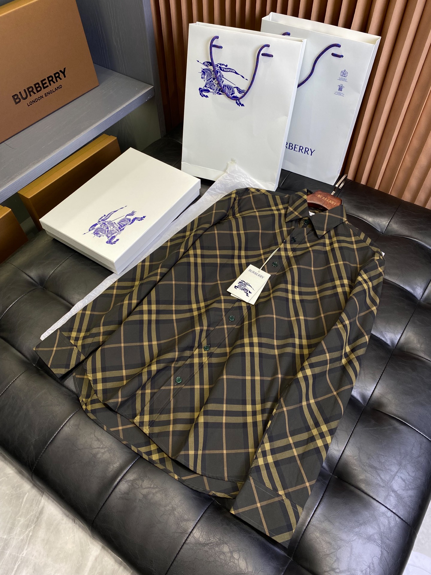 NO:782327,Regular fit medium plaid cotton long and short-sleeved shirt (with full package) BUR's flagship channel, the official website price is 5,000, and it is ready to be sold out as soon as it is released!  New color matching iconic plaid shirt, super popular retro British style, a must-have for plaid lovers!  The super popular plaid shirt. Old fans rush to grab it as the quantity is limited and they have to wait for the next batch of goods. There are many matching places for you to verify one by one!  Cotton shirt, decorated with worsted new season plaid pattern, showing a casual fit. Button placket design, wide-angle collar cutting, single-button cuffs. The curved hem increases the waist line. Plaid alignment in each position wastes a lot of fabric!  Classic cut cotton shirt, decorated with brand collection, retro large plaid, a collection style in the wardrobe of BUR fans, especially for loyal BUR fans, this style is a treasure-level product that must not be missed!  !  The language design of the new season is highly recognizable. The overall design gives people a simple, high-standard and basic feeling, and the overall design is made of loose version, which is more fashionable and high-street casual style!  !  It is equipped with a worsted plaid cotton fabric that feels much tougher and thicker than ordinary shirt fabrics. The overall touch is extremely comfortable and the skin-friendly effect is also excellent. The style is also perfect for dressing, and perfectly meets the needs of various wearing occasions. It is extremely extraordinary, and the grade and charm are extremely outstanding and eye-catching, and can better highlight the brand specifications and your pursuit of fashion!  !  Anyone who wears it will look very elegant. Generally speaking, this dress is really a must-have for daily casual work!  If you come across such a beautiful model, hurry up and grab it. Exclusive spot, exclusive resource gifts, super recommended!  Needless to say, it’s a good thing. It would be a pity to miss it. I look forward to your fans’ perfect performance!  !  The sizes are S, M, L, XL, and XXL. Hurry and grab it. Burberry-clothing, burberry, shirts, T-shirt,19860909常规版型中格纹棉质长短袖衬衫（配全套包装）BUR王牌渠道,官网售价五千,一经发售已准备售罄！新配色标志性格纹衬衫,超火爆的复古英伦风,格子控必备款！超高人气的格纹衬衫. 老粉们赶紧抢数量有限出完只能等下一批货了,非常多对位地方带你来一一验证！棉质衬衫,装饰精纺新季格纹图案,呈现休闲版型.纽扣开襟设计,宽角领裁剪,单扣式袖口.弧形衣摆增加腰部线条.每个位置格纹对位浪费了很多面料！经典剪裁棉质衬衫,装饰品牌典藏 复古大格纹,BUR粉丝的衣橱珍藏款式,尤其是对于忠实的BUR粉来说,此款更是绝对不能错过的珍宝级别产物！！ 新一季的语言设计 极具辨识度整体给人一种简约高规又基础 并且整体更是采用宽松版型打造 时尚跟高街休闲风格更强！！ 配置了精纺格纹棉质面料手感比普通衬衫面料硬朗厚实不少整体的触感极为舒适,亲肤效果也是极佳.版型方面也是完美穿搭效果,完美的符合各种穿搭场合的所需.极为非凡,档次与魅力更是极为的出色亮眼,更能够彰显品牌规格与你对于时尚的追求！！任何一个人穿了都非常有气质,总体来说这款衣服真的是日常休闲工作必备款！ 能遇到这样美好的款就抓紧收了吧,独家现货,独家资源馈赠,超级推荐！好物无需多言,错过便是遗憾,期待各位粉丝的完美演绎！！ 码数分别有S、M、L、XL、XXL赶紧抢,博柏利-服装,burberry,shirts,T-shirt,,Women's clothing