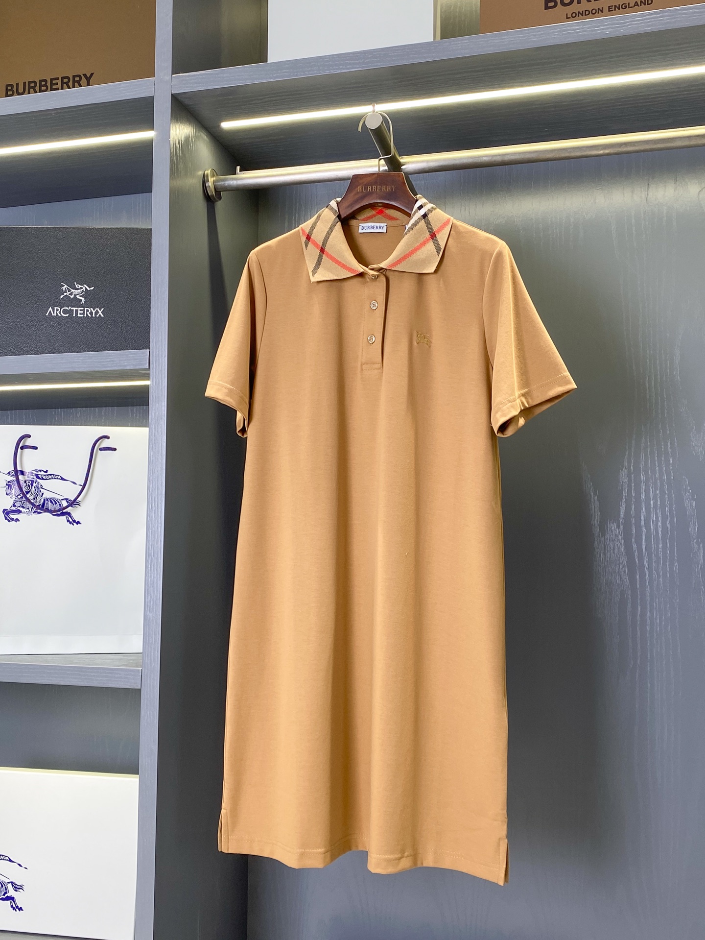 NO:782343,Plaid collar cotton Polo shirt dress (-with full set of packaging) [BUR's top product, the best treasure of the store] [ready for delivery in seconds] 2025 spring and summer series, plaid collar cotton Polo shirt dress. High-end and versatile style, cotton T-shirt jumpsuit group!  BUR’s ace channel kills all versions on the market. It can only be said that it is not of the same level at all. No matter in terms of material, detail restoration and craftsmanship, it is not afraid of any challenges, just to provide everyone with a wonderful product. Polo shirt dress, made of lightweight cotton pique mesh fabric, with the iconic sand-colored Burberry plaid collar. It presents a slim fit and is embellished with the same color Equestrian Knight logo (EKD) embroidery. – Button closure –  The Equestrian Knight logo (EKD) is embroidered on the front chest - a slim fit, showing a close-fitting cut. The size is standard, please choose your normal size. The overall slim fit configuration is more youthful and sporty, highlighting the fashion sense of the modern city. The upper body is colorful, the effect is excellent, and the matching is worry-free and effortless. Whether it is leisure sports or high street travel, it can be easily controlled!  !  Pure cotton high-thread count fabric with elastic fiber!  The overall touch is extremely comfortable, and the skin-friendly effect is also excellent. The OV version is also perfect for wearing, and perfectly meets the needs of various wearing occasions. It is extremely extraordinary, the grade and charm are extremely outstanding, and it can better highlight the brand specifications and your pursuit of fashion!  !  As a fan of bbr, this should be a style not to be missed. All the items are now in stock, so everyone is ready to buy them for themselves!  !  There are five sizes: S, M, L, XL, and XXL. For size data, please go to the size chart to view, Burberry-clothing, burberry, skirts,19860909格纹衣领棉质 Polo 衫式连衣裙（-配全套包装）【BUR王牌尖货,镇店之宝】【现货秒发】2025年春夏系列,格纹衣领棉质 Polo 衫式连衣裙.高端百搭大气款,棉质 T 恤衫式连衣群！ BUR王牌渠道 秒杀市面上一切版本 只能说根本就不是一个级别的存在 不管是材质还是细节还原度以及工艺制作方面不惧任何挑战,只为给大家奉献绝妙产物 Polo 衫式连衣裙,选用轻盈棉质珠地网眼布面料打造,搭配标志性沙色 Burberry 格纹衣领.呈现修身版型,点缀同色系马术骑士徽标（EKD）刺绣.– 纽扣开合– 前胸饰有马术骑士徽标（EKD）刺绣– 修身版型,呈现贴身剪裁.尺码标准,请选择平时正常尺码.整体修身版型配置,更具青春运动风格,凸显现代都市的时尚感,上身大气出彩,效果极佳,搭配更是省心省力,无论是休闲运动还是高街出行,都能轻松驾驭！！ 纯棉的高支数面料搭配弹性纤维！整体的触感极为舒适,亲肤效果也是极佳.且OV版型方面也是完美穿搭效果,完美的符合各种穿搭场合的所需.极为非凡,档次与魅力更是极为的出色亮眼,更能够彰显品牌规格与你对于时尚的追求！！作为bbr的粉丝,应该是不容错过的款式,现货均已入仓,大家自己抢购！！ 码数有五个S、M、L、XL、XXL 尺码数据请移步尺码表查看,博柏利-服装,burberry,skirts,,Women's clothing