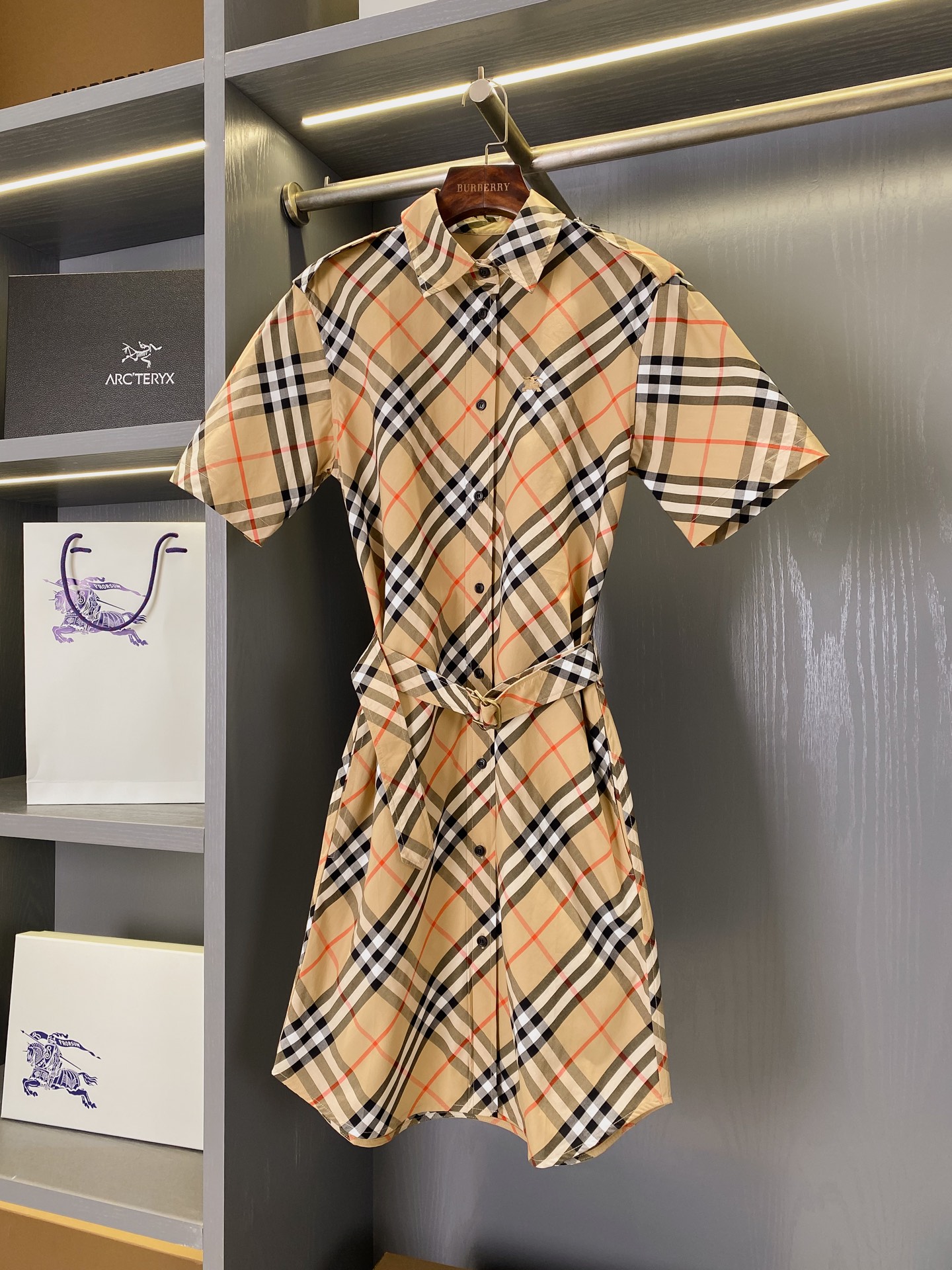 NO:782355,Short-sleeved large twill cotton shirt dress (-comes with complete packaging) [Ready stock and shipped in seconds] [BUR's top product, the treasure of the store] BURBERRY plaid | Reshape contemporary elegance in the name of classics  BUR's flagship channel is released simultaneously on the official website, and the price at the counter is close to 1W. When British plaid meets Italian craftsmanship, the classic has a modern soul. This Burberry short-sleeved shirt dress uses the brand's iconic plaid as the canvas, condensing the centuries-old windbreaker craftsmanship into daily elegance, and writing a calm aura while walking.  BUR's trump channel order, plaid is not afraid of time, it is timeless through the four seasons, it is a brand medal without words, and it is a reconciliation with one's own style. When Burberry plaid sweeps across the city street corner, you know - there is some beauty, and there is no need to follow the trend. The shirt dress is made of Italian worsted cotton poplin fabric, decorated with Burberry plaid. The short-sleeved style presents a regular version, and the shoulder straps are inspired by the brand's iconic trench coat. It has B  Font buckle belt, adjustable to create various styles. – Button closure – Pointed collar – Side pockets – Curved hem – Equestrian Knight logo (EKD) embroidery on the front chest – Regular fit, standard size, please choose your normal size.  This imported flexible cotton fabric is woven with a delicate texture in twill, which not only retains the neat muscles of the shirt, but also gives the skirt a drapey flow. The cool touch that is close to the skin makes the sultry heat of spring and summer instantly dissipate, leaving only a light and transparent suit. Whether it is splicing, hand-made U-shaped stitching, or even buttonhole routing work, our home allows you to clearly distinguish all market currencies on the market!  The short-sleeved plaid dress is not only refreshing in summer, but the plaid style immediately improves the whole temperament by several levels. The shirt-style sample gives it a sexy charm, and with a strong British style, you can buy it in seconds without thinking at all!  Dear BUR fans, you don’t have to think about the style, just go and interpret this style on your own!  All ready goods have been warehoused, looking forward to your wonderful combination!  There are 5 sizes: SMLXLXXL. Please go to the size chart to view the size data!  ,Burberry-clothing,burberry,skirts,shirts,T-shirt,19860909短袖大斜纹棉质衬衫式连衣裙（-配全套包装）【现货秒发】【BUR王牌尖货,镇店之宝】 BURBERRY 格纹｜以经典之名,重塑当代优雅 BUR王牌渠道,同步官网发布,柜台接近1W的售价.当英伦格纹邂逅意大利匠心,经典便有了摩登灵魂.这款Burberry短袖衬衫式连衣裙,以品牌标志性格纹为画布,将百年风衣工艺凝练于日常优雅,于行走间书写从容气场. BUR王牌渠道订单,格纹不惧时光,是穿越四季的隽永,是无需言语的品牌勋章,更是一场与自我风格的和解.当Burberry格纹掠过城市街角,你知道——有些美,从不需要追赶潮流.衬衫式连衣裙,选用意大利精纺棉府绸面料打造,装饰 Burberry 格纹.短袖款式呈现常规版型,肩饰灵感源自品牌标志性 Trench 风衣.设有 B 字型扣环腰带,可调节打造多样造型.– 纽扣开合– 尖领– 侧插袋– 弧形衣摆– 前胸饰有马术骑士徽标（EKD）刺绣– 常规版型,尺码标准,请选择平时正常尺码. 此款进口面料柔韧棉质面料,以斜纹织就细腻肌理,既保有衬衫的利落筋骨,亦赋予裙摆垂坠的流动感.贴肤亲肤的微凉触感,让春夏的闷热瞬间退散,只留一身轻盈通透.我们家无论是拼接对格工艺,纯手工U型缝线,甚至扣眼走线做工.都让你清楚区分开市面上所有的市场通货！ 短袖款式的格纹连衣裙夏天不仅清爽,而且格纹款式的让整个气质立马提升几个档次,衬衫式样本赋予了性感的魅力,加上浓浓的英伦风,压根就不用思考的秒入款！ 各位BUR的老粉不用考虑的款式,自行去演绎此款吧！现货均已入仓,期待你们的精彩搭配！码数有5个分别是SMLXLXXL 尺码数据请移步尺码表查看！,博柏利-服装,burberry,skirts,shirts,T-shirt,,Women's clothing