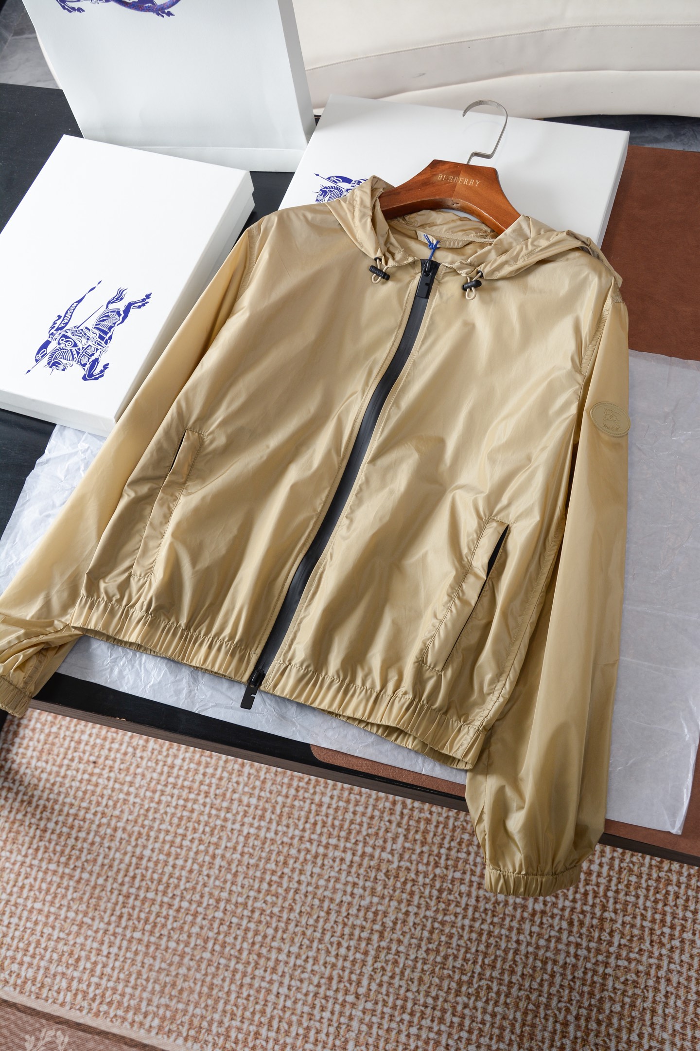 NO:782344,Knight's Seal Women's Nylon Jacket (- Comes with a full set of packaging) [BUR's best product, the best treasure in the store] [Ready stock shipped in seconds] Our 25ss autumn and winter models are finally online this year, sports jackets are coming, and they are sold at the counter!  How popular are the new outdoor sports jackets?  High-end outdoor sports and leisure series, very hot sports trend!  BUR’s ace channel kills all versions on the market. It can only be said that it is not of the same level at all. It is not afraid of any challenges in terms of materials, detail restoration and craftsmanship, just to provide everyone with excellent products. The hooded jacket is made of lightweight worsted nylon fabric. It has a B-shaped zipper puller, showing a casual fit. The back is decorated with a knight's seal created by screen printing technology, which is derived from the archive pattern of the brand bag in the 1980s. – Two-way zipper closure – Drawstring hood  – Side zipper pockets – Elastic cuffs and hem – Equestrian Knight logo (EKD) silicone plaques on the sleeves – Comes with clothing dust bag – The casual fit is looser than the regular fit. Not only can it block the sun for you in the hot spring and summer!  It prevents ultraviolet rays from tanning the skin and is perfectly breathable and quick-drying!  It can also protect you from rain and wind in autumn and winter, so you can travel without fear!  Every bit is very unique, waterproof, sunproof, windproof, lightweight, extreme quality, and gorgeous details!  !  The upper body naturally has that kind of generous and simple beauty, which sets off a refined and stylish high-end atmosphere. Both the recognition and personality are very good. It can be easily worn to reflect the young lady's pursuit of fashion!  !  The outer fabric has waterproof properties, and the loose version is more suitable for outdoor sports in autumn and winter. The matching effect is also perfect, and it perfectly meets the needs of various wearing occasions. It is extremely extraordinary, the grade and charm are extremely outstanding, and it can better highlight the brand specifications and your pursuit of fashion!  !  Needless to say, it’s a good thing. If you miss it, it will be your last song. I look forward to your fans’ perfect performance!  !  The sizes are S, M, L, XL, XXL, Burberry - clothing, burberry, jackets & coats, jackets & coats, hats,19860909骑士印章女士尼龙外套（-配全套包装）【BUR王牌尖货,镇店之宝】【现货秒发】我们家今年25ss秋冬款终于火热上线了,运动夹克重磅来袭,柜台售k！新款户外运动冲锋衣有多火爆！高端户外运动休闲系列,非常火热运动风潮！ BUR王牌渠道 秒杀市面上一切版本 只能说根本就不是一个级别的存在 不管是材质还是细节还原度以及工艺制作方面不惧任何挑战,只为给大家奉献绝妙产物 连帽外套,选用轻盈尼龙面料精纺打造.设有 B 字型拉链头,呈现休闲版型.背部饰有丝网印花工艺塑就的骑士印章,源自 1980 年代品牌包款的典藏图案.– 双向拉链开合– 抽绳式连帽 – 侧边拉链口袋– 弹性袖口与衣摆– 衣袖处点缀马术骑士徽标（EKD）硅胶饰牌– 随附衣物防尘袋– 休闲版型较常规版型剪裁更为宽松.在炎热春夏天不仅能为你阻挡太阳！不让紫外线晒黑皮肤、更能完美透气速干！秋冬天也能防雨防风让你无惧出行！每一处都是非常独特的,防水,防晒,防风,轻便,品质极端,细节华丽！！上身自然而然的具备那种大方简约之美 衬托出精致有型的高档气息感 无论辨识度还是个性感都是非常的到位 轻松穿搭出小姐姐对于时尚的追求！！ 外表面料具有防水性能,且宽松的版型比较适合秋冬外出运动,搭配方面也是完美穿搭效果,完美的符合各种穿搭场合的所需.极为非凡,档次与魅力更是极为的出色亮眼,更能够彰显品牌规格与你对于时尚的追求！！ 好物无需多言,错过便是绝唱,期待各位粉丝的完美演绎！！ 码数分别是S、M、L、XL、XXL,博柏利-服装,burberry,jackets & coats,jackets & coats,hats,,Women's clothing