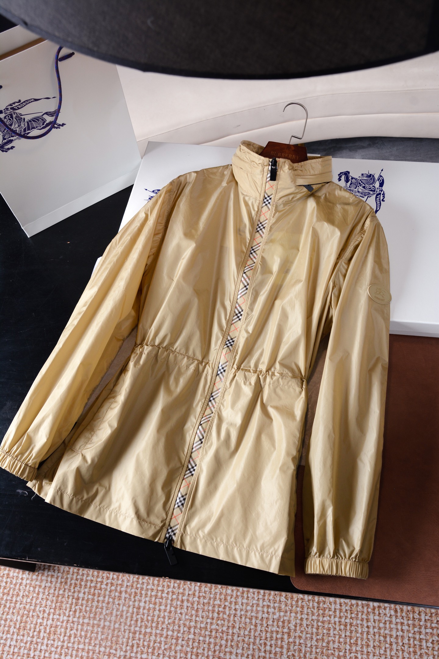 NO:782350,Hidden plaid hood nylon parka (with complete packaging) 2025 autumn and winter new style is coming!  Two clothes for one!  A big hit is coming, the counter price is 10,000, our autumn and winter models are hotly launched online, made of environmentally friendly polyester fiber memory fabric, the official website has been sold out and removed from the shelves, so you can imagine how popular these sports jackets are!  High-end outdoor sports and leisure series, very hot sports trend!  BUR's trump card channel BUR's latest special material memory fabric is also called memory cloth, which refers to fabrics with shape memory function. The fabric is easy to care for and is easy to care for. It is the first choice for making suits, windbreakers, jackets, women's suits, etc. In the past, consistent, a style that implements BUR's core concept tightly binds plaid and fashion.  The first layer of the zipper tape is made of the new element of diagonal plaid that has been popular in the past two years. This three-thick and one-thin cross pattern composed of four light colors is not ostentatious or charming, and naturally exudes a mature and rational charm, reflecting the history and quality of B*berry. This parka is made of nylon material and presents a casual fit. It incorporates a drawstring design, and the drawstring is custom-dyed in four colors. It is authentic and light in texture. The sleeves are decorated with knight seal appliques, which originated in 1980.  An archival pattern of the brand's bags from the era. Featuring a Burberry check portable hood that can be stored in the high collar design. It is paired with a matching zipper strap in the iconic sand color. – One-to-one custom two-way zipper closure hardware, – Portable drawstring hood – Drawstring waist – Side zip pockets – Elastic cuffs – EKD silicone plaque on sleeves  The waist shape can be freely adjusted, which perfectly highlights the female figure, allowing women to achieve just the right amount of elegance and fashion. It is also equipped with the required wear and performance, and has a strong fashionable charm. Especially the London logo is displayed on the hardware such as zippers and drawstrings, exuding a refined and noble elegance. It is always perfect and simple but not simple. The design style perfectly meets your daily needs. Made of top-notch recycled fiber elements. This is also the latest special material developed by BUR.  Compared with previous fiber materials, it has more luster, soft touch, smoothness, and a silky feel. Every texture is very textured to the touch. This is the real enjoyment of wearing. It is highly matchable and a classic item that will not go out of style for a long time. It is very fashionable and stylish whether it is paired with a skirt or pants. Such a top-notch product will definitely make you a proper C-position when you go out on the street. We BUR, you know, we look forward to the perfect interpretation of all fans!  !  The sizes are S, M, L, XL, XXL, Burberry - clothing, burberry, skirts, jackets & coats, business suit, hats,19860909隐藏式格纹帽子尼龙风雪大衣（配全套包装）2025秋冬新款来袭！一衣两穿！重磅来袭,柜台售价一万、我们家秋冬款火热上线了,采用环保聚酯纤维记忆面料制作而成,官网已经售罄下架的地步可想而知这几款运动冲锋衣有多火爆！高端户外运动休闲系列,非常火热运动风潮！ BUR王牌渠道 BUR最新研发的特殊材质 记忆面料也叫记忆布,是指具有形态记忆功能的面料,该面料免烫、易护理,是制作西装、风衣、夹克、女士套装等的首选. 既往,始终如一,贯彻了BUR核心理念的一个款式将格纹与时尚紧紧的捆绑在一起 拉链压胶条一层采用这两年流行的斜格纹新元素打造,这种由浅四色组成的三粗一细的交叉图纹,不张扬、不妩媚,自然散发出成熟理性的韵味,体现了B*berry的历史和品质. 款风雪大衣,选用尼龙材质打造,呈现休闲版型.融入抽绳设计,抽绳四种颜色定制定染原汁原味,质地轻盈,衣袖点缀骑士印章贴花,源自 1980 年代品牌包款的典藏图案.设有 Burberry 格纹便携式连帽,可收纳于高领设计内.巧搭同设计拉链饰带,以标志性沙色演绎. –一比一定制双向拉链开合五金,– 便携式抽绳连帽– 抽绳式腰部– 侧边拉链口袋– 弹性袖口 – 衣袖处点缀马术骑士徽标（EKD）硅胶饰牌 可自如调节腰部造型,更是完美的凸显女性身材让女人将优雅与时髦发挥的恰到好处 更具备穿搭以及性能所需,时髦魅力极强 尤其是在拉链与抽绳等五金处都是伦敦的标识彰显,散发出精致高贵的优雅姿态,时刻保持完美,简约而不简单的的设计风格,完美的满足了你日常所需要的穿搭 顶级的再生纤维元素打造 这也是BUR最新研发的特殊材质 比起以往的纤维材质来说,更具光泽感与忍心触感以及光滑度,更有那种丝质的感觉 每一处的纹理摸上去,都是极具质感 这才是真正的穿搭享受 可搭配度极高, 穿多久都不会过时的经典单品 不管是搭配裙装还是裤类都非常时髦有型 如此一款极品,必然能够让你在出街时成为妥妥的C位.我们BUR你懂的,期待各位粉丝的完美演绎！！ 尺码分别是S、M、L、XL、XXL,博柏利-服装,burberry,skirts,jackets & coats,business suit,hats,,Women's clothing