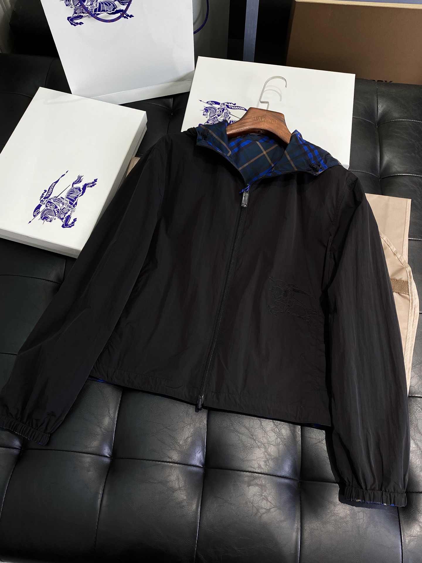 NO:782369,Reversible short plaid jacket (with complete package) [BUR's top product, a treasure of the store] [ready in stock in seconds] Reversible plaid sports jacket is coming. The counter price is 10,000, and the official website is sold out. You can imagine how popular this sports and leisure plaid jacket is!  This style has been asked about by many agents before. It is a high-end outdoor sports and leisure series and is a very hot sports trend!  BUR's ace channel kills all versions on the market. It can only be said that it is not of the same level at all. It is not afraid of any challenges in terms of material, detail restoration and craftsmanship, just to provide everyone with wonderful products. The lightweight jacket is made of Burberry plaid twill fabric, and the back is made of solid nylon material. It is paired with a waist-length hem, and the hem is decorated with EKD appliqués, showing a casual fit. From the Burberry classic series, it interprets the wardrobe essential style with a distinctive brand style. –  Two-way zipper closure design – Drawstring hood and hem – Zippered side pockets – Elastic cuffs – Equestrian Knight logo (EKD) applique on the front – The casual fit is looser than the regular fit. During autumn and winter sports, it can not only block the headwind for you, but also prevent ultraviolet rays from tanning your skin, and is perfectly breathable and quick-drying!  It’s also rainproof and windproof in winter so you don’t have to worry about traveling!  Every bit is very unique, waterproof, sunproof, windproof, lightweight, extreme quality, and gorgeous details!  !  It is made of Vintage retro plaid fabric made of recycled 67 polyester fiber yarn 33 cotton; the reverse side is made of solid color ECONYL, ECONYL  It is a sustainable nylon fabric made from recycled fishing nets, fabric waste and industrial plastics. It has certain waterproof properties and can be worn on both sides. One piece is equivalent to two pieces, and the loose version is more suitable for outdoor sports in autumn and winter. The matching effect is also perfect, and it perfectly meets the needs of various wearing occasions. It is extremely extraordinary, the grade and charm are extremely outstanding, and it can also highlight the brand specifications and your pursuit of fashion!  !  Needless to say, it’s a good thing. If you miss it, it will be your last song. I look forward to your fans’ perfect performance!  !  The sizes are S, M, L, XL, XXL, Burberry - clothing, burberry, jackets & coats, jackets & coats, hats,19860909双面两穿短款格纹外套（配全套包装）【BUR王牌尖货,镇店之宝】【现货秒发】双面穿格纹运动夹克重磅来袭,柜台售价一万,官网面临着售罄的地步可想而知这款运动休闲一体的格纹冲锋衣有多火爆！这款之前有很多代理都有问过的款式,高端户外运动休闲系列,非常火热运动风潮！ BUR王牌渠道 秒杀市面上一切版本 只能说根本就不是一个级别的存在 不管是材质还是细节还原度以及工艺制作方面不惧任何挑战,只为给大家奉献绝妙产物 轻盈外套,选用 Burberry 格纹斜纹面料打造,反面为纯色尼龙材质.搭配及腰衣摆,下摆饰有马术骑士徽标（EKD）贴花,呈现休闲版型.来自 Burberry 经典之作系列,以鲜明品牌风格诠释衣橱必备款式.– 双向拉链开合设计– 抽绳式连帽与衣摆– 拉链侧袋– 弹性袖口 – 正面饰有马术骑士徽标（EKD）贴花 – 休闲版型较常规版型剪裁更为宽松. 秋冬运动不仅能为你阻挡逆风,还能不让紫外线晒黑皮肤、更能完美透气速干！冬天也能防雨防风让你无惧出行！每一处都是非常独特的,防水,防晒,防风,轻便,品质极端,细节华丽！！ 配置了再生67聚酯纤维纱线33棉质制成的 Vintage 复古格纹面料打造；反面采用纯色 ECONYL 打造,ECONYL 是由再生的渔网、织物废料和工业塑料制成的可持续尼龙面料.具有一定的防水性能,可双面穿一件等于两件,且宽松的版型比较适合秋冬外出运动,搭配方面也是完美穿搭效果,完美的符合各种穿搭场合的所需.极为非凡,档次与魅力更是极为的出色亮眼,更能够彰显品牌规格与你对于时尚的追求！！ 好物无需多言,错过便是绝唱,期待各位粉丝的完美演绎！！ 码数分别是S、M、L、XL、XXL,博柏利-服装,burberry,jackets & coats,jackets & coats,hats,,Women's clothing
